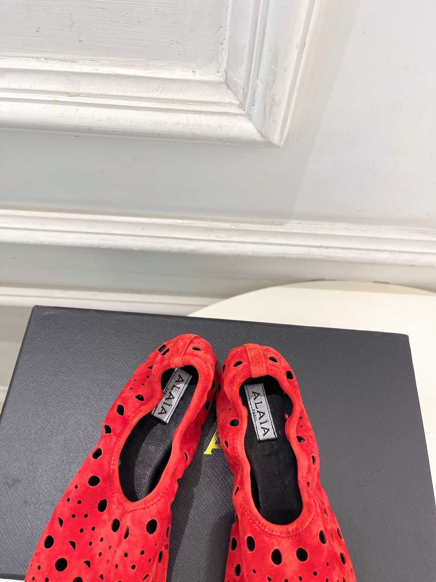 ALAÏA 阿莱亚26𝐬𝐬 2026春夏新品 秀场同款 松紧褶皱镂空平底芭蕾舞鞋—————————Al ALAÏA 阿莱亚26𝐬𝐬 2026春夏新品 秀场同款 松紧褶皱镂空平底芭蕾舞鞋—————————Al