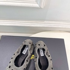 ALAÏA 阿莱亚26𝐬𝐬 2026春夏新品 秀场同款 松紧褶皱镂空平底芭蕾舞鞋—————————Al ALAÏA 阿莱亚26𝐬𝐬 2026春夏新品 秀场同款 松紧褶皱镂空平底芭蕾舞鞋—————————Al