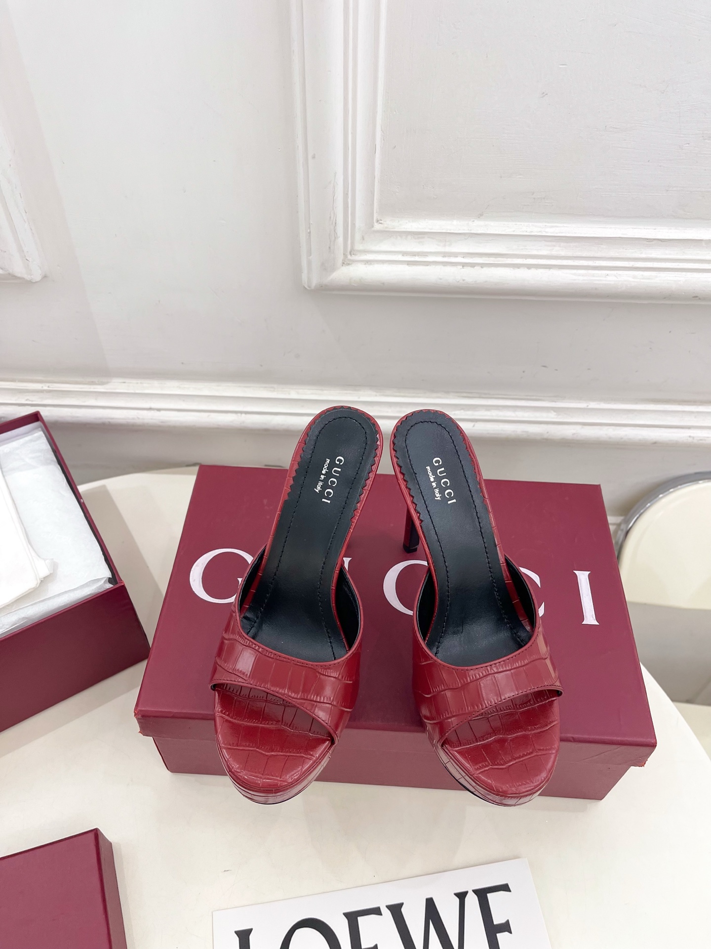 NO:868862,Gucci | Gucci 26 G’s main series is finally released, and the products are worth looking forward to!  Original classic, create new design, 2026 spring and summer new product, minimalist round toe high-heeled platform slippers, purchasing agent level!  Full of high-end feel!  A favorite among bloggers at home and abroad, it is retro and fashionable, easy to wear and looks great on your feet!  BS official website mainly recommends, new colors are constantly updated ━━━━━t ━━━━━ Highly customized upper with imported cow patent leather/stone pattern. Lining: imported sheepskin lining. Outsole. Genuine leather outsole imported from Italy. Heel height 12cm/front platform 3cm. Shoe size: 35-39 (40. can be customized)  No. 2606045, high heels slippers, gucci, gucci, gucci, high heels, slippers, sheepskin, Leather soles19860909Gucci | 古驰 26  G家 主打系列终于面世,狠货值得期待！原有的经典 创造新设计 2026春夏新品 极简圆头高跟防水台拖鞋 代购级别！高级感十足！国内外博主刷爆的一款,复古又时髦 穿搭简便 上脚美炸了！BS官网主推,新色持续更新 ━━━━━ t ━━━━━ 鞋面高定制进口牛漆皮/石头纹  内里: 进口羊皮里 大底意大利进口真皮大底 跟高12cm/前水台3cm 鞋码: 35-39（40.可定制）  编号2606045,高跟鞋拖鞋,gucci,gucci,gucci,high heels,slippers,sheepskin,Leather soles,Women's Shoes