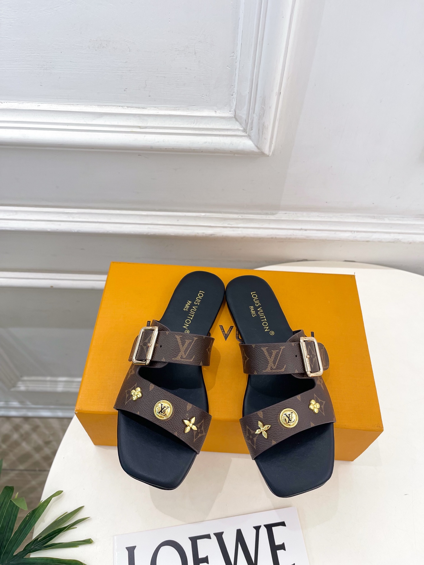 NO:868857,LV | Louis Vuitton 26 2026 spring and summer new models. The top version is the same as the original version. The counter focuses on the latest LV metal buckle flat slippers. Hard goods are new. BS purchasing level!  Full of high-end feel!  A popular model among bloggers at home and abroad, it is retro, fashionable and looks great on your feet!  Official website main recommendation★ ━━━━━ t ━━━━━ Original high-customized cowhide/presbyopia upper, imported sheepskin lining, original imported leather outsole, high flat heel, shoe size: 35-39 (40.41 customized, non-returnable) No. 2606045, slippers, louis vuitton, louis  vuitton,slippers,cowhide,sheepskin,leather soles19860909LV | 路易威登 26 2026春夏新款 顶级版本原版一致 专柜主打最新款 LV 金属扣平底拖鞋 硬货上新 BS代购级别！高级感十足！国内外博主刷爆的一款,复古又时髦上脚美炸了！官网主推款★ ━━━━━ t ━━━━━ 鞋面原版高定制牛皮/老花 内里进口羊皮里 大底原版进口真皮大底 跟高平底 鞋码: 35-39（40.41定制不退换） 编号2606045,拖鞋,louis vuitton,louis vuitton,slippers,cowhide,sheepskin,Leather soles,Women's Shoes
