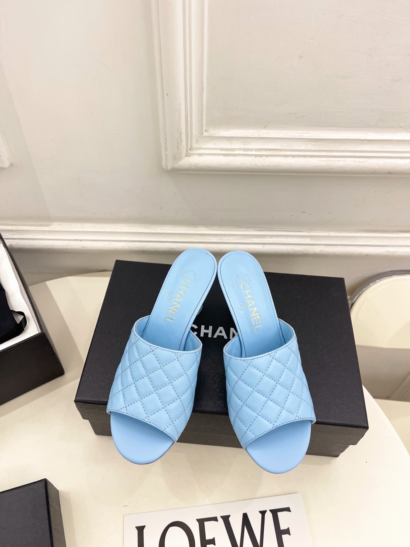 NO:874962,| Xiaoxiang 26 2026 spring and summer new products, classic catwalk models in the counter, Xiaoxiang double C diamond high-heeled slippers are new in the series. The absolute best in the BS fashion circle. The matching will interpret the meticulous, minimalist and classic elements that will never fade away. It will show a unique dressing style that is too beautiful to say. A must-have in summer... ━━━━━ t ━━━━━  Highly customized original leather upper, imported silk sheepskin lining, original imported genuine leather outsole, heel height 7.5cm, shoe size: 35-39 (40.41 customized, non-refundable) No. 2606043, high heels, slippers, high heels, slippers, sheepskin, Leather soles19860909| 小香 26 2026 春夏新品 专柜经典走秀款 小香双C菱格高跟拖鞋 系列上新 BS时尚圈的绝绝子 搭配将演绎着细致 极简 永不褪去的经典元素 展现与众不同的穿搭风格美到无话可说 夏季必入款…… ━━━━━ t ━━━━━ 鞋面高定制原版皮料 内里进口丝绸羊皮里 大底原版进口真皮大底 跟高7.5cm 鞋码: 35-39（40.41定制不退换） 编号2606043,高跟鞋拖鞋,high heels,slippers,sheepskin,Leather soles,Women's Shoes