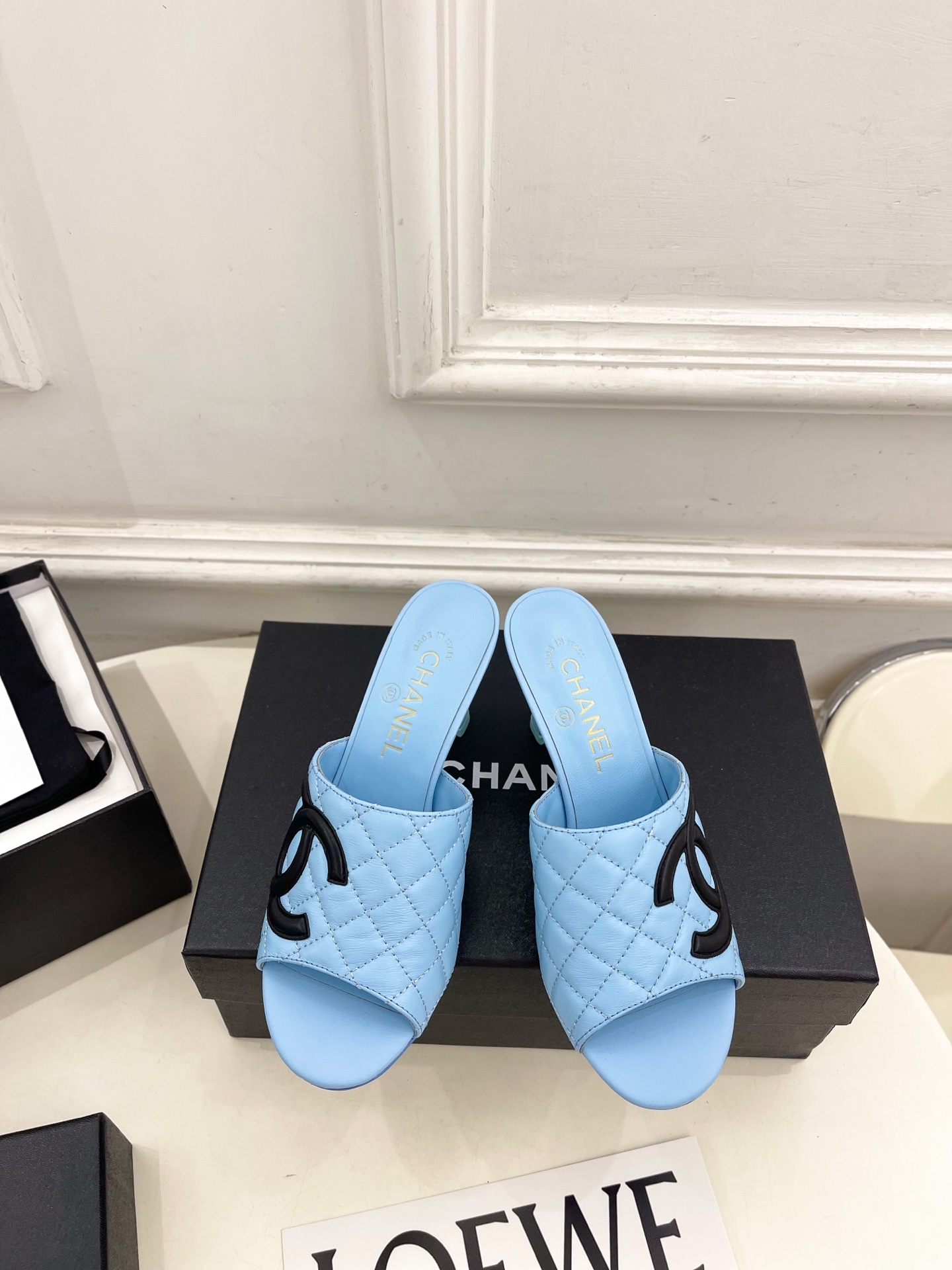 NO:874956,| Xiaoxiang 26 2026 spring and summer new products, classic catwalk models in the counter, Xiaoxiang's large pair of C color-blocked rhombus high-heeled slippers are new in the series. The absolute best in the BS fashion circle. The matching will interpret the meticulous, minimalist and classic elements that will never fade away. It will show a unique dressing style that is too beautiful to say. A must-have for summer... ━━━━━ t  ━━━━━ Highly customized original leather upper, imported silk sheepskin lining, original imported genuine leather outsole, heel height 7.5cm, shoe size: 35-39 (40.41 customized, non-refundable) No. 2606043, high heels slippers, high heels, slippers, sheepskin, Leather soles19860909| 小香 26 2026 春夏新品 专柜经典走秀款 小香大双C拼色菱格高跟拖鞋 系列上新 BS时尚圈的绝绝子 搭配将演绎着细致 极简 永不褪去的经典元素 展现与众不同的穿搭风格美到无话可说 夏季必入款…… ━━━━━ t ━━━━━ 鞋面高定制原版皮料 内里进口丝绸羊皮里 大底原版进口真皮大底 跟高7.5cm 鞋码: 35-39（40.41定制不退换） 编号2606043,高跟鞋拖鞋,high heels,slippers,sheepskin,Leather soles,Women's Shoes