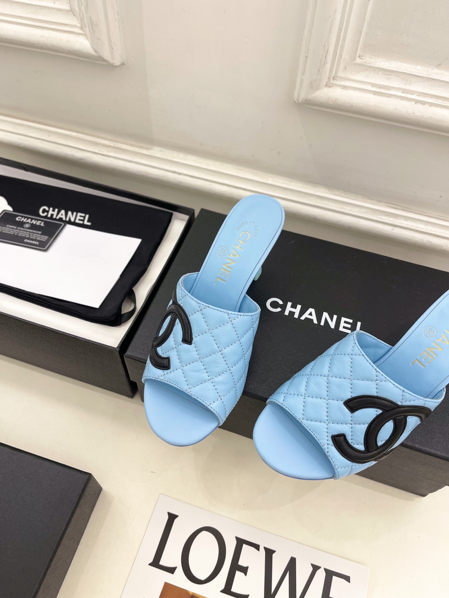 𝐂𝐇𝐀𝐍𝐄𝐋 | 小香 26𝐬𝐬 🦋2026 春夏新品 专柜经典走秀款 小香大双C拼色菱格高跟拖鞋 𝐂𝐇𝐀𝐍𝐄𝐋 | 小香 26𝐬𝐬 🦋2026 春夏新品 专柜经典走秀款 小香大双C拼色菱格高跟拖鞋