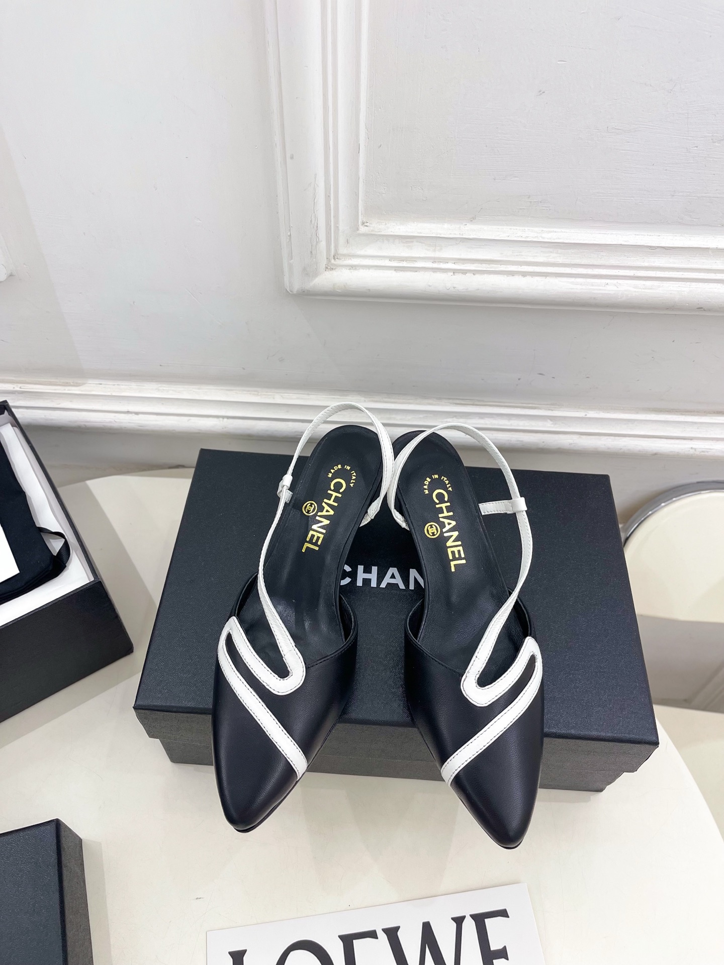 𝐂𝐇𝐀𝐍𝐄𝐋  | 小香  26𝐬𝐬 🦋2026 春夏新品  专柜经典走秀款 小香拼色蛇形带尖头酒杯跟凉