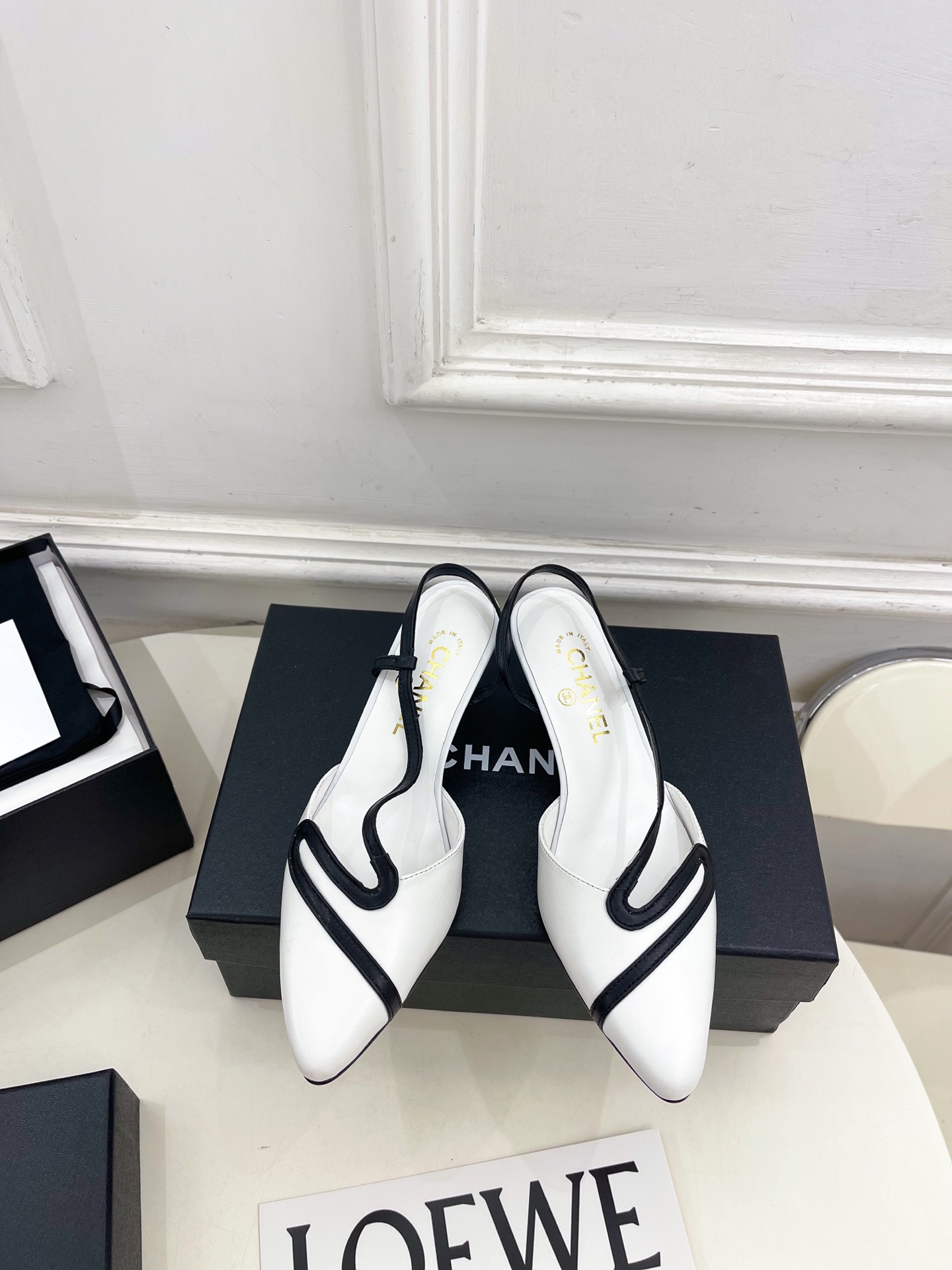 𝐂𝐇𝐀𝐍𝐄𝐋  | 小香  26𝐬𝐬 🦋2026 春夏新品  专柜经典走秀款 小香拼色蛇形带尖头酒杯跟凉
