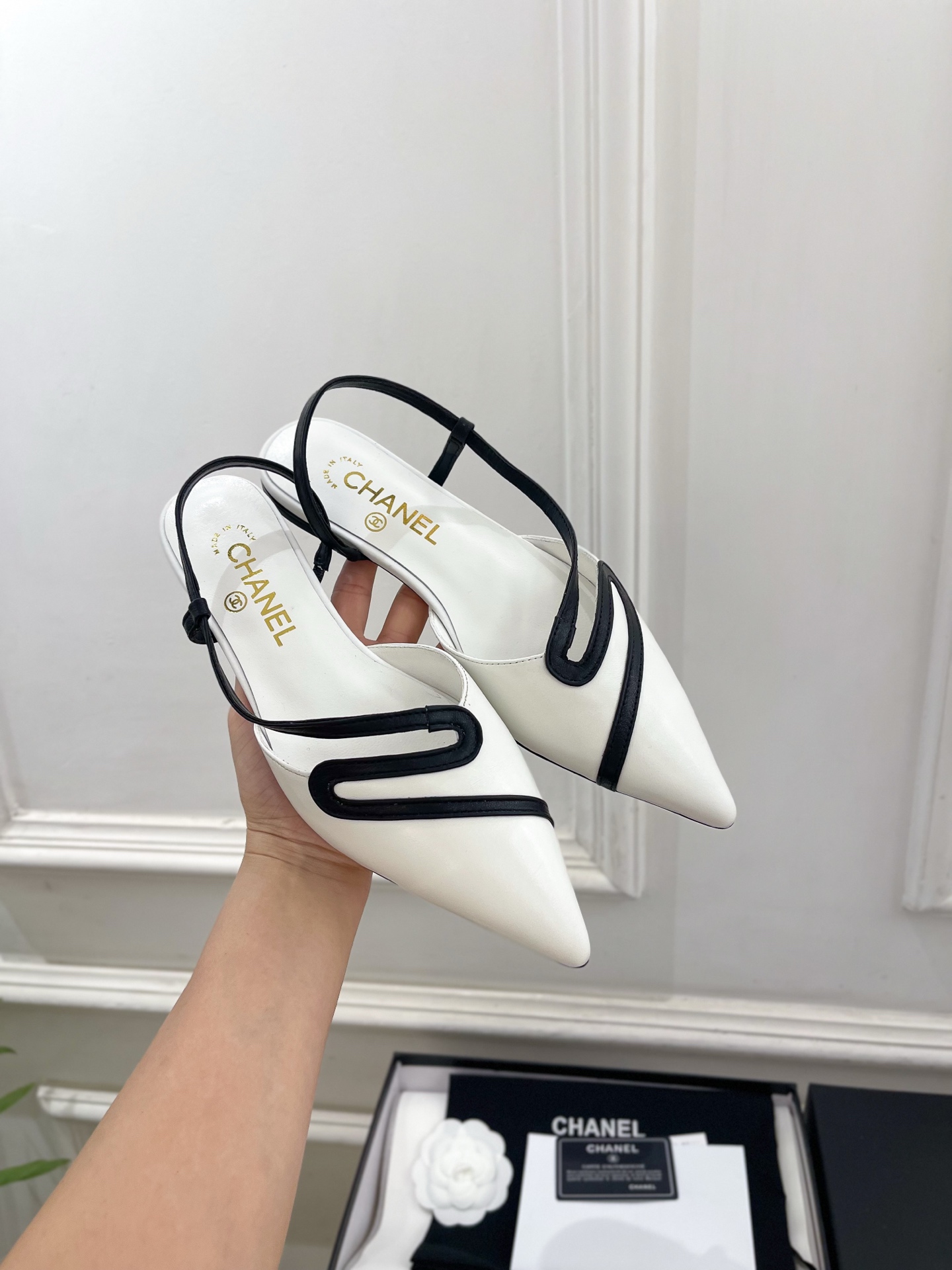 𝐂𝐇𝐀𝐍𝐄𝐋 | 小香 26𝐬𝐬 🦋2026 春夏新品 专柜经典走秀款 小香拼色蛇形带尖头酒杯跟凉 𝐂𝐇𝐀𝐍𝐄𝐋 | 小香 26𝐬𝐬 🦋2026 春夏新品 专柜经典走秀款 小香拼色蛇形带尖头酒杯跟凉