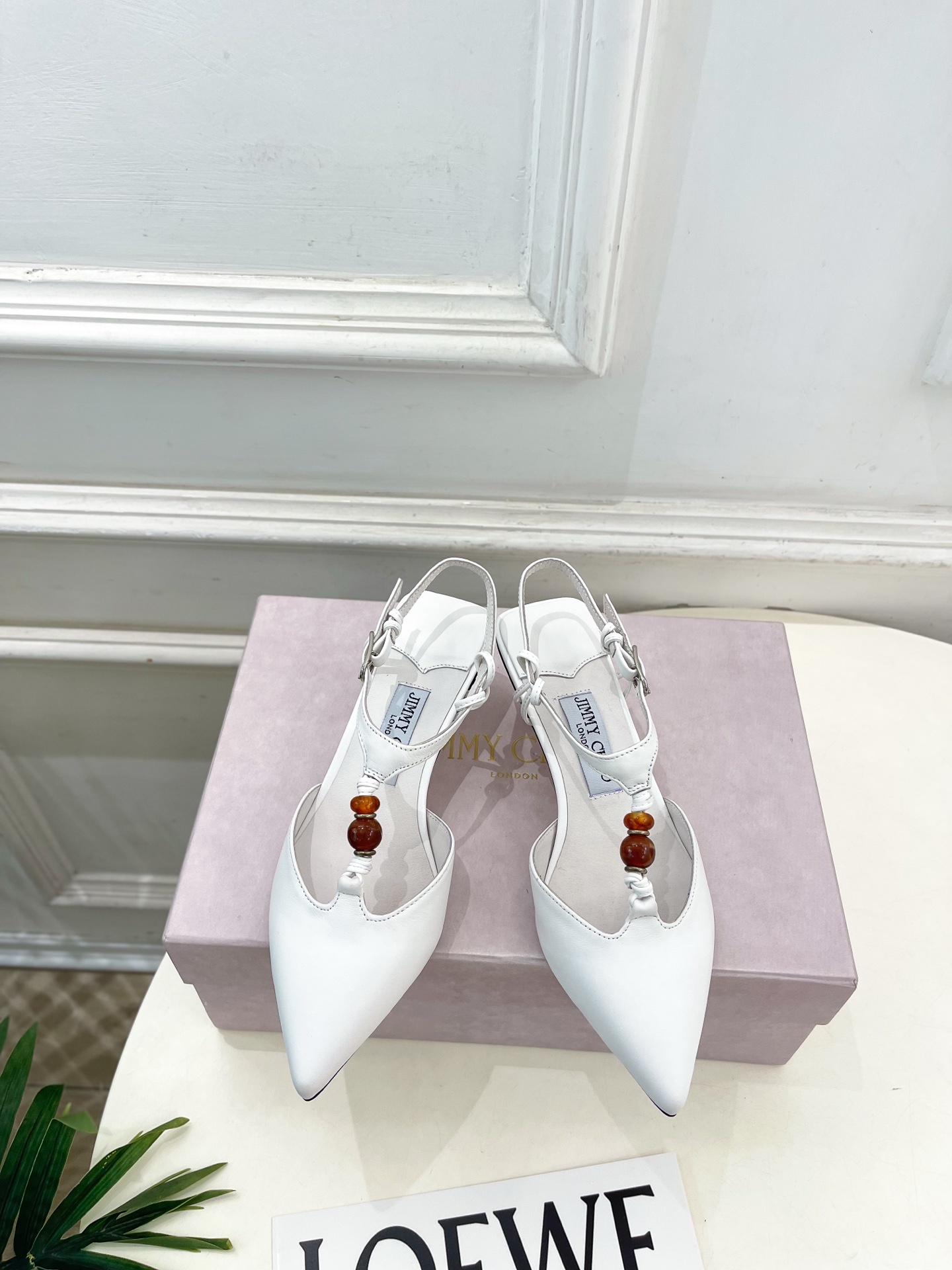 NO:874997,JimmyChoo Jimmy Choo 26 ———— 2026 spring and summer new products. The latest JC Lauri 50 amber beaded pointed-toe sandals in the counter. BS celebrity style. A super comfortable shoe that lasts forever. The fashionable charm starts from the first step. Enjoy the envious eyes. This year, the pointed-toe high heels are more popular and have begun to lead the fashion trend again. They are versatile and durable!  Upper original high-custom fabric, lining imported sheepskin lining, outsole original Italian leather outsole, heel height 5cm, size 35~39 (40.41 custom-made, non-returnable) No. 2606045, high heels and sandals,jimmy choo,jimmy choo,sandals,high heels,sheepskin,Leather soles19860909JimmyChoo 吉米周 26 ———  2026春夏新品 专柜最新款JC Lauri 50琥珀色串珠尖头凉鞋 BS名媛气质款 上脚超级舒适的一款鞋,历久弥新,时髦魅力始于足下,悦享羡慕眼光,今年尖头高跟鞋比较香,又开始引领时尚趋势了,百搭耐看 ！ 鞋面原版高定制面料 内里进口羊皮里 大底原版意大利真皮大底 跟高5cm 尺码35~39（40.41定做不退换）  编号2606045,高跟鞋凉鞋,jimmy choo,jimmy choo,sandals,high heels,sheepskin,Leather soles,Women's Shoes