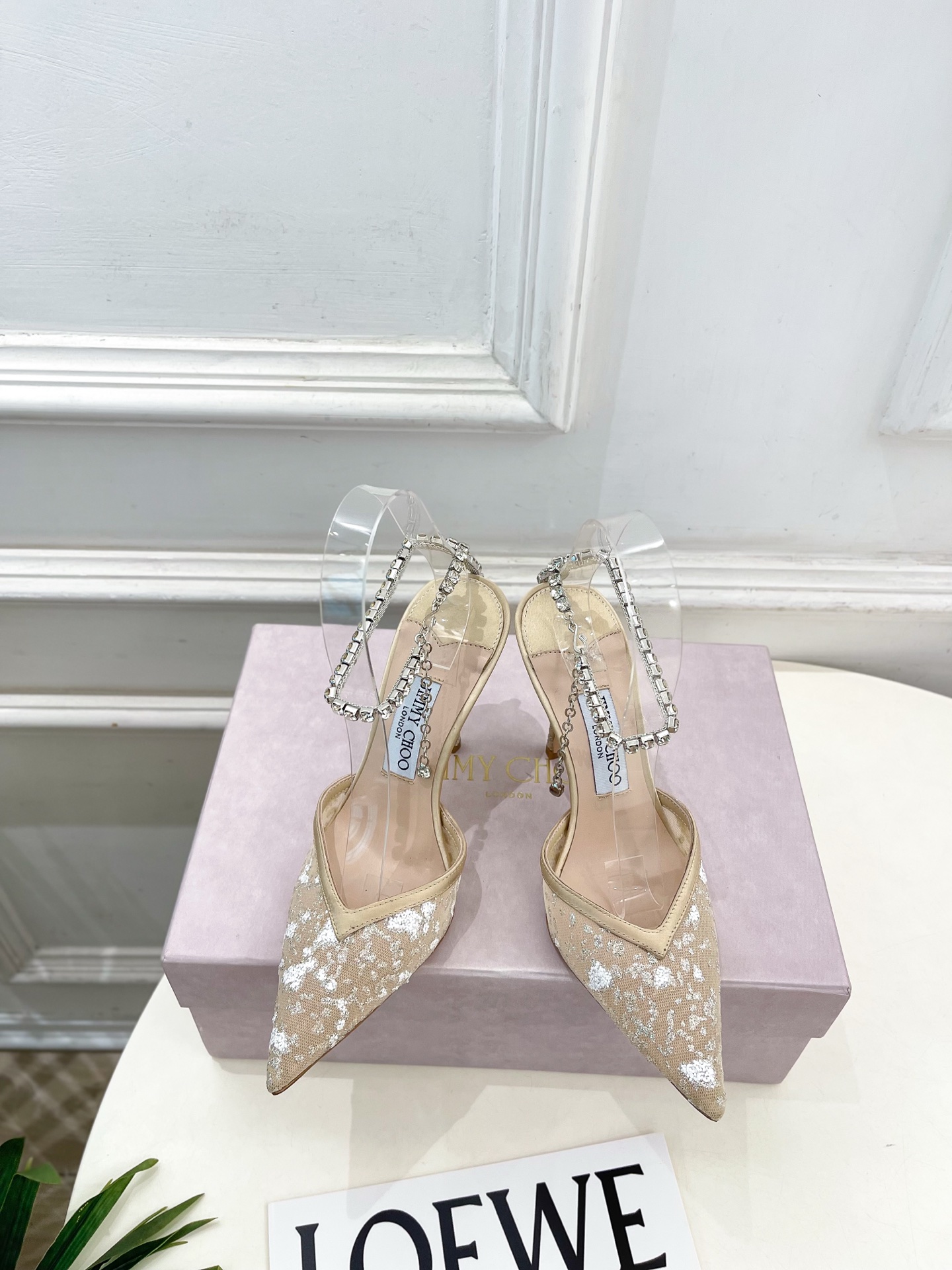 NO:875004,JimmyChoo Jimmy Choo 26ss ———— 2026 spring and summer new products. The latest JC mesh rhinestone chain pointed-toe high-heeled shoes in the counter. A lady-like style. A shoe that is super comfortable for the feet. It lasts forever. The fashionable charm starts from the first step. Enjoy the envious eyes. This year's pointed-toe high-heeled shoes are more popular and have begun to lead the fashion trend again. They are versatile and durable. Original high-customized mesh upper. Imported sheepskin lining. Outsole. Original Italian leather outsole. Heel height 10cm.  Sizes 35~39 (34 and 40 are custom-made and cannot be returned or exchanged) No. 2606045, high heels and sandals, jimmy choo, jimmy choo, sandals, high heels, sheepskin, Leather soles19860909JimmyChoo吉米周 26ss ———  2026 春夏新品 专柜最新JC网面水钻链条尖头高跟鞋 名媛气质款 上脚超级舒适的一款鞋,历久弥新,时髦魅力始于足下,悦享羡慕眼光,今年尖头高跟鞋比较香,又开始引领时尚趋势了,百搭耐看 鞋面原版高定制网面 内里进口羊皮里 大底原版意大利真皮大底 跟高10cm 尺码35~39（34、40定做不退换） 编号2606045,高跟鞋凉鞋,jimmy choo,jimmy choo,sandals,high heels,sheepskin,Leather soles,Women's Shoes