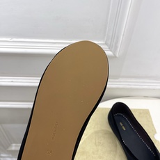 The row 2026春夏新品 TR极简一脚蹬平底奶奶鞋—————————作为这两年最受欢迎的设计师牌 The row 2026春夏新品 TR极简一脚蹬平底奶奶鞋—————————作为这两年最受欢迎的设计师牌