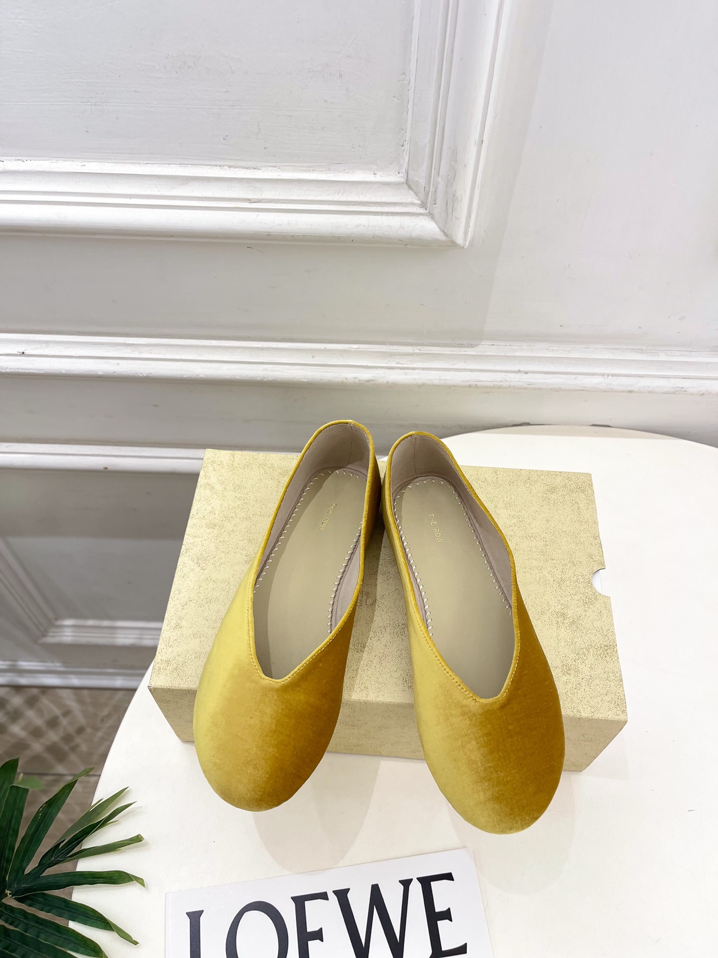 NO:874989,The row 2026 spring and summer new product TR minimalist slip-on flat granny shoes ———————— As the most popular designer brand in the past two years, the design is simple, the details are clever, fresh and refined!  If you don’t want to hit the streets with random styles, you can check out this brand. It’s relatively niche but is so easy to match. You can see this brand everywhere on Instagram and Xiaohongshu!  BS original version customized one to one!  Original custom-made leather for the upper, original imported sheepskin lining, original molded custom-made non-slip outsole, high flat heel, code number 35~39 (40. Customized, non-returnable) No. 6045, mary jane, sheepskin19860909The row 2026春夏新品 TR极简一脚蹬平底奶奶鞋 ————————— 作为这两年最受欢迎的设计师牌,设计简单、细节巧妙、清新脱俗！ 不想满大街撞款的可以看看这个品牌,比较小众却又是那么好搭配,ins、小红书随处可见这个品牌的身影 ！BS原版一比一定制！ 鞋面原版特定制皮料 内里原版进口羊皮 大底原版开模定制防滑大底 跟高平底 码数35~39(40.订做不退换） 编号6045,玛丽珍,mary jane,sheepskin,Women's Shoes