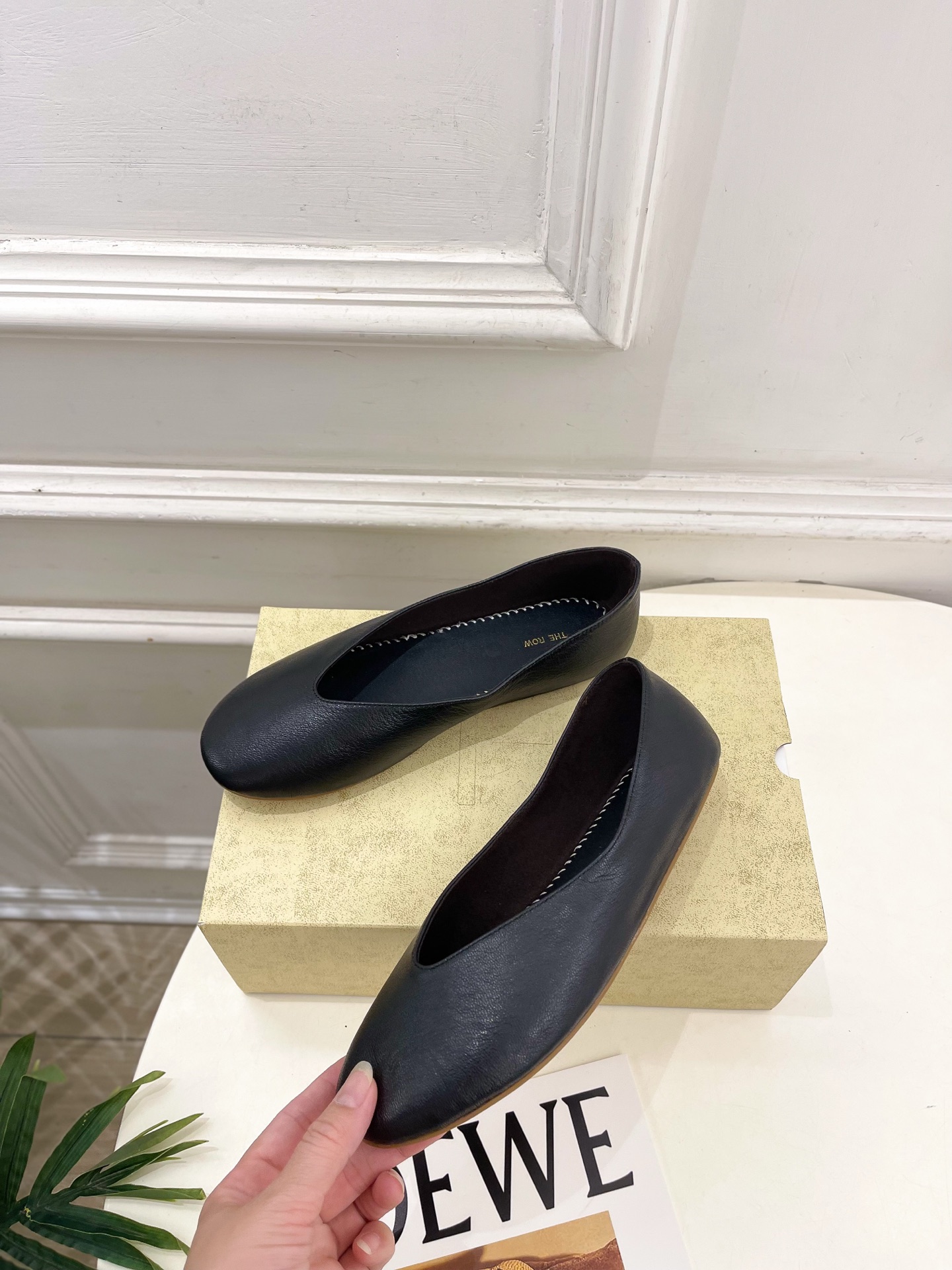 The row 2026春夏新品 TR极简一脚蹬平底奶奶鞋—————————作为这两年最受欢迎的设计师牌 The row 2026春夏新品 TR极简一脚蹬平底奶奶鞋—————————作为这两年最受欢迎的设计师牌