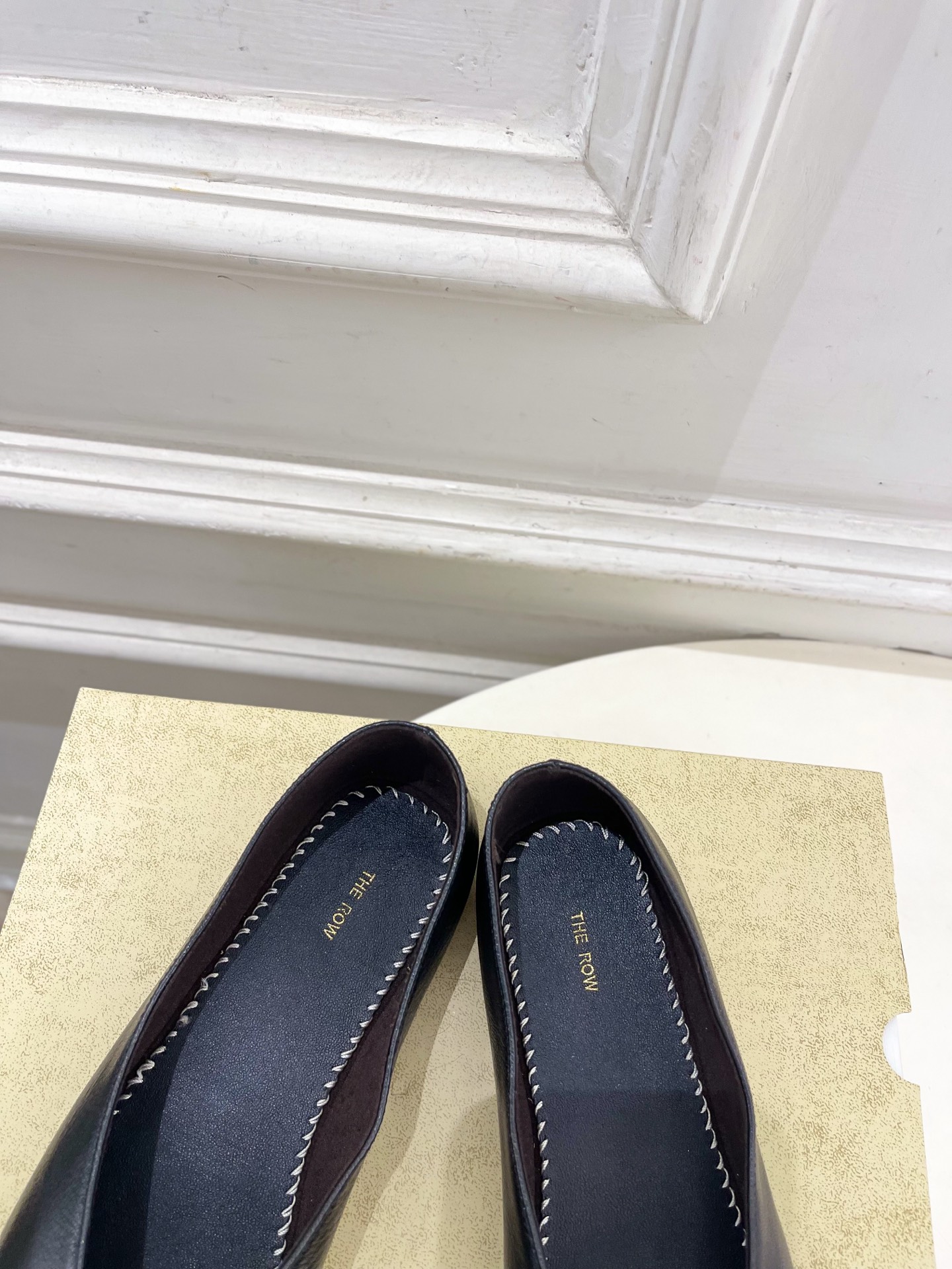 The row 2026春夏新品 TR极简一脚蹬平底奶奶鞋—————————作为这两年最受欢迎的设计师牌 The row 2026春夏新品 TR极简一脚蹬平底奶奶鞋—————————作为这两年最受欢迎的设计师牌