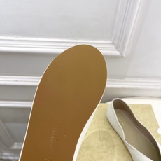The row 2026春夏新品 TR极简一脚蹬平底奶奶鞋—————————作为这两年最受欢迎的设计师牌 The row 2026春夏新品 TR极简一脚蹬平底奶奶鞋—————————作为这两年最受欢迎的设计师牌