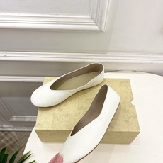 The row 2026春夏新品 TR极简一脚蹬平底奶奶鞋—————————作为这两年最受欢迎的设计师牌 The row 2026春夏新品 TR极简一脚蹬平底奶奶鞋—————————作为这两年最受欢迎的设计师牌