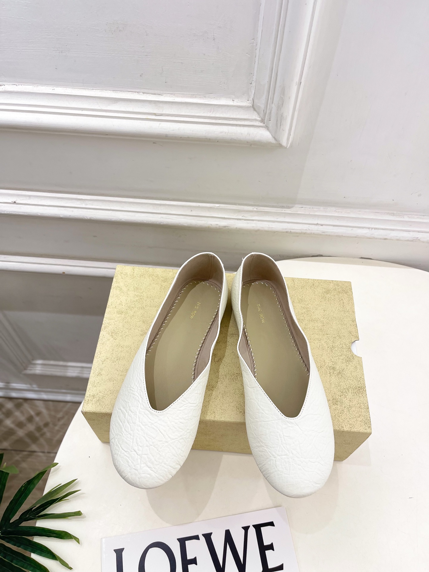 The row 2026春夏新品 TR极简一脚蹬平底奶奶鞋—————————作为这两年最受欢迎的设计师牌