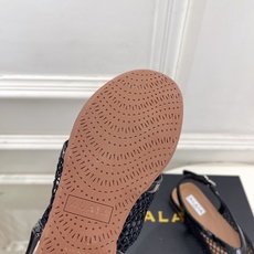 ALAÏA 阿莱亚26𝐬𝐬 2026春夏新品 秀场同款 镂空渔网平底夹脚凉鞋—————————Alaï ALAÏA 阿莱亚26𝐬𝐬 2026春夏新品 秀场同款 镂空渔网平底夹脚凉鞋—————————Alaï