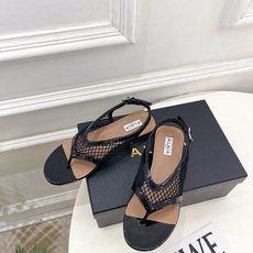 ALAÏA 阿莱亚26𝐬𝐬 2026春夏新品 秀场同款 镂空渔网平底夹脚凉鞋—————————Alaï ALAÏA 阿莱亚26𝐬𝐬 2026春夏新品 秀场同款 镂空渔网平底夹脚凉鞋—————————Alaï