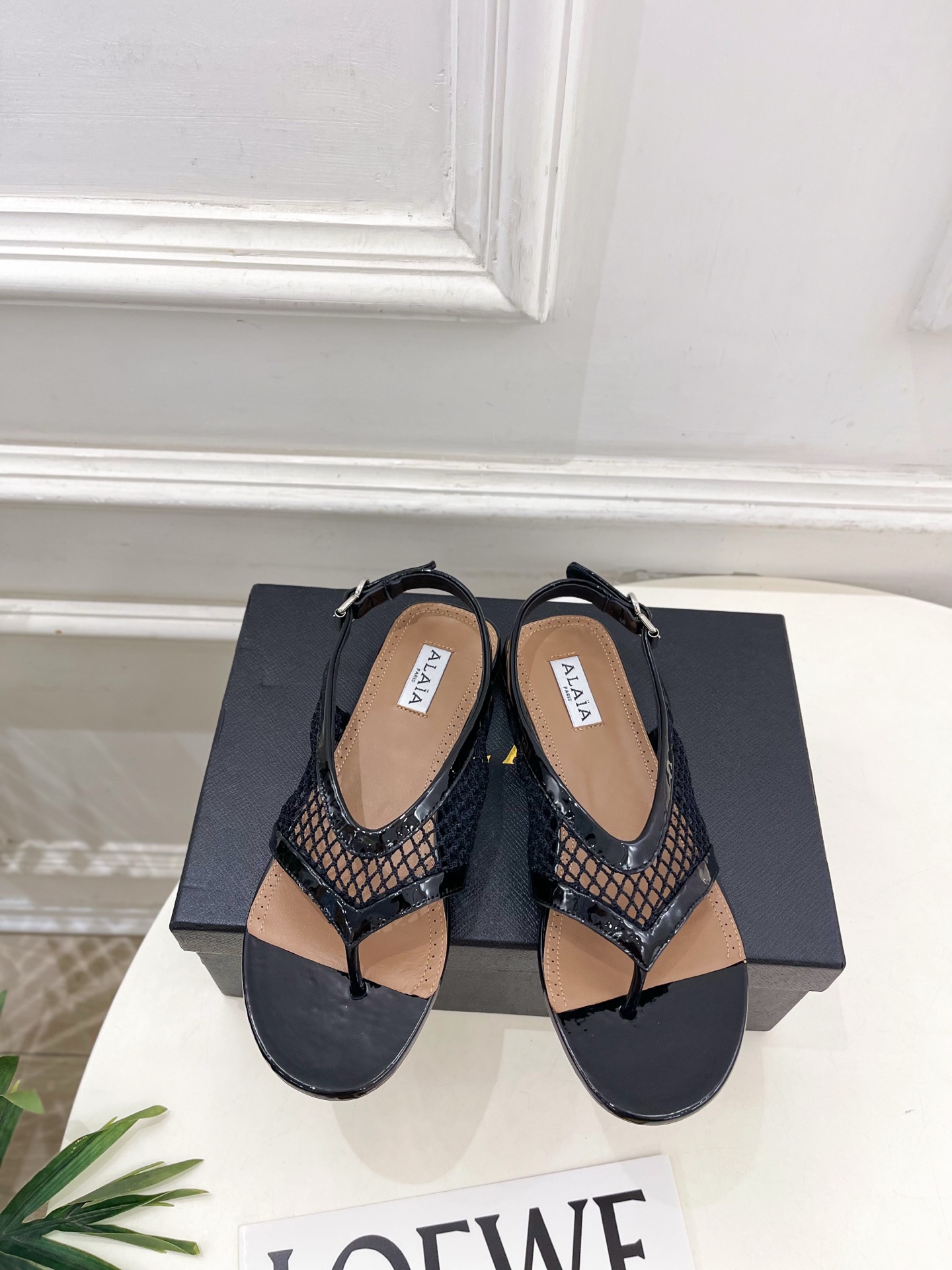 ALAÏA 阿莱亚26𝐬𝐬  2026春夏新品 秀场同款 镂空渔网平底夹脚凉鞋—————————Alaï
