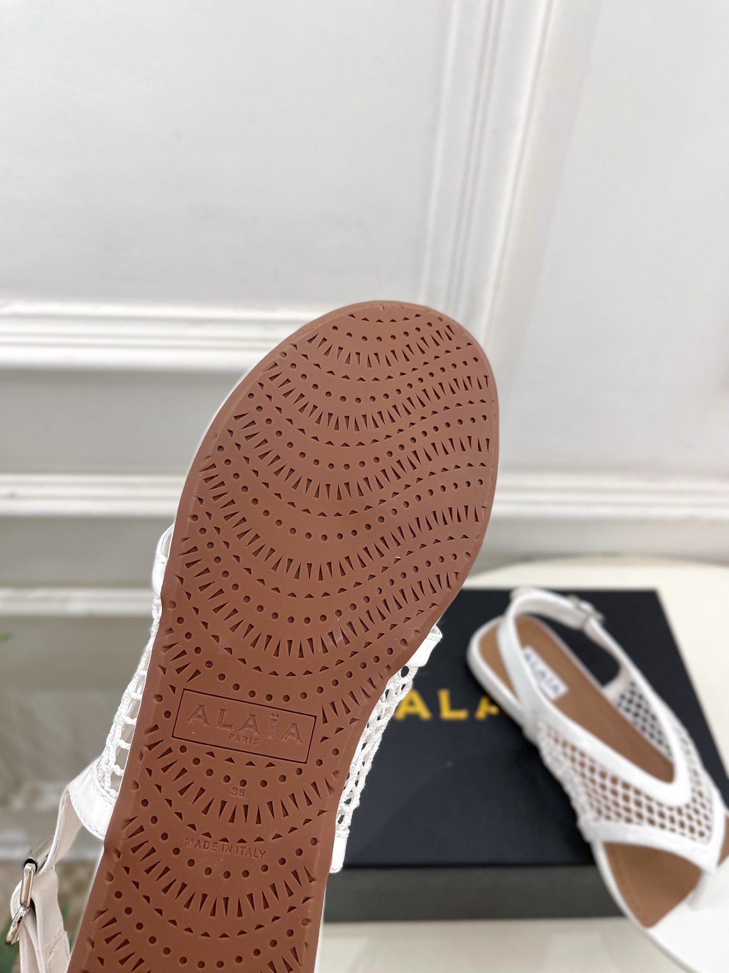 ALAÏA 阿莱亚26𝐬𝐬 2026春夏新品 秀场同款 镂空渔网平底夹脚凉鞋—————————Alaï ALAÏA 阿莱亚26𝐬𝐬 2026春夏新品 秀场同款 镂空渔网平底夹脚凉鞋—————————Alaï