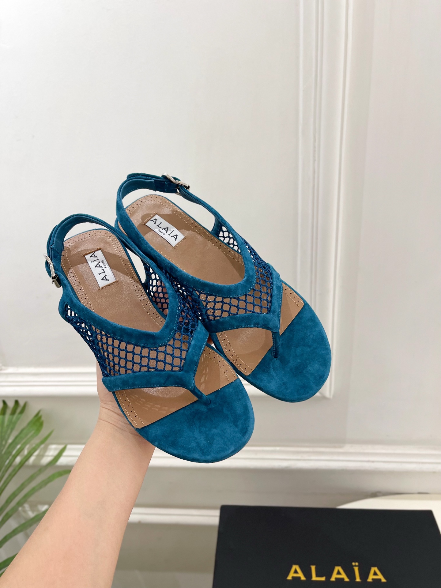 ALAÏA 阿莱亚26𝐬𝐬 2026春夏新品 秀场同款 镂空渔网平底夹脚凉鞋—————————Alaï ALAÏA 阿莱亚26𝐬𝐬 2026春夏新品 秀场同款 镂空渔网平底夹脚凉鞋—————————Alaï