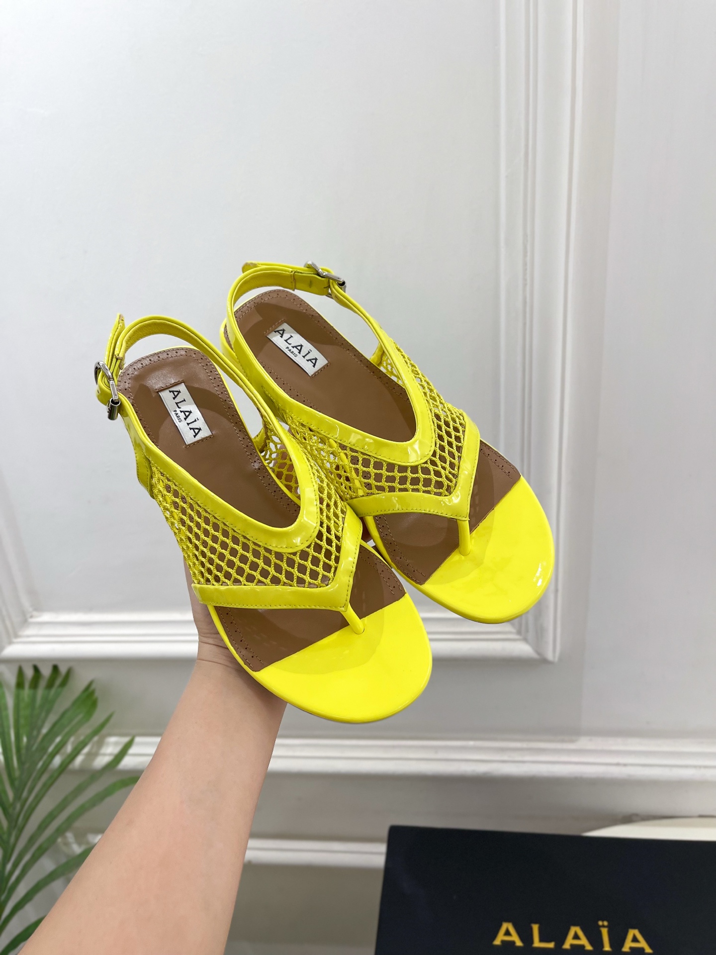 ALAÏA 阿莱亚26𝐬𝐬 2026春夏新品 秀场同款 镂空渔网平底夹脚凉鞋—————————Alaï ALAÏA 阿莱亚26𝐬𝐬 2026春夏新品 秀场同款 镂空渔网平底夹脚凉鞋—————————Alaï