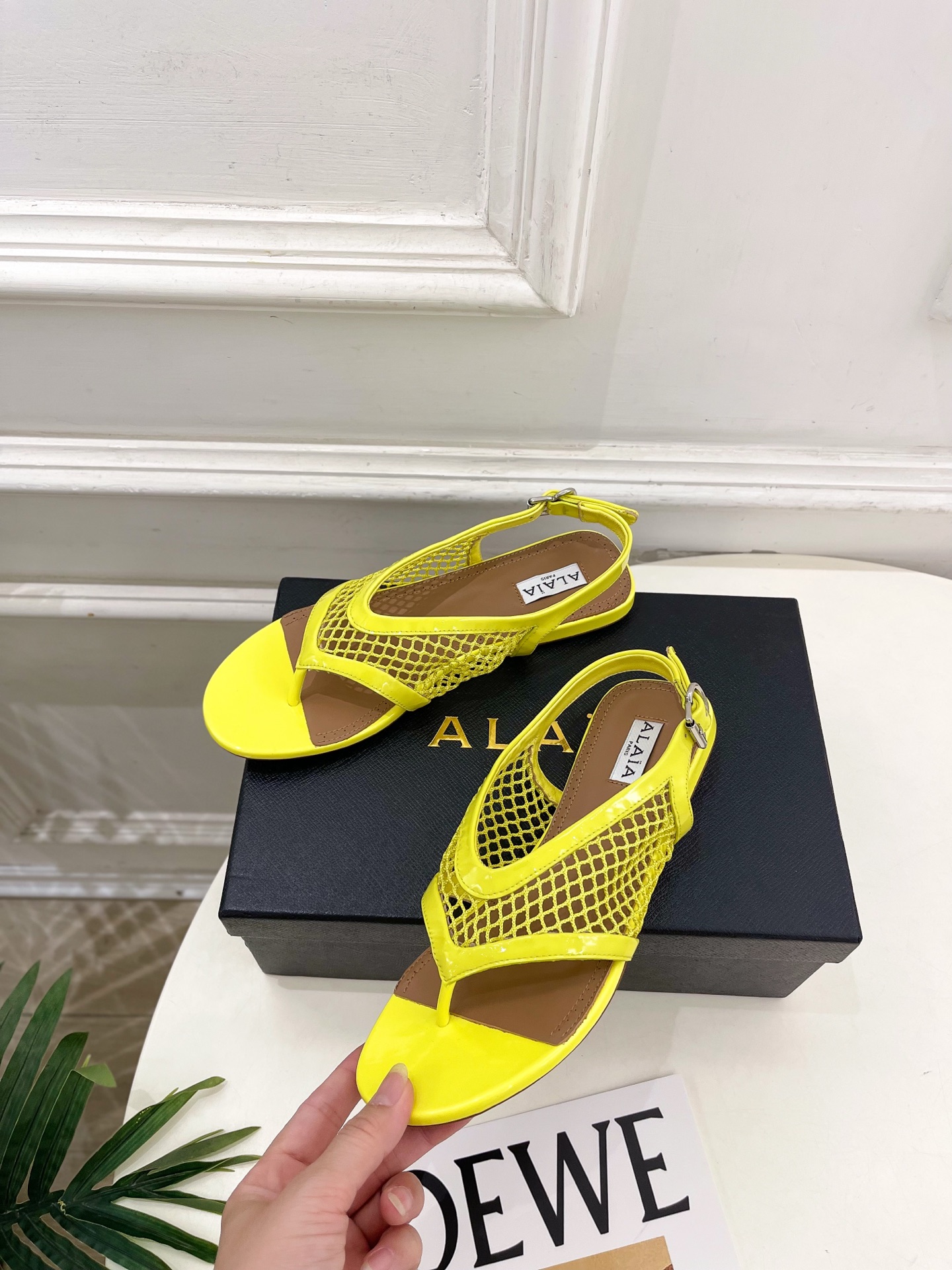 ALAÏA 阿莱亚26𝐬𝐬 2026春夏新品 秀场同款 镂空渔网平底夹脚凉鞋—————————Alaï ALAÏA 阿莱亚26𝐬𝐬 2026春夏新品 秀场同款 镂空渔网平底夹脚凉鞋—————————Alaï