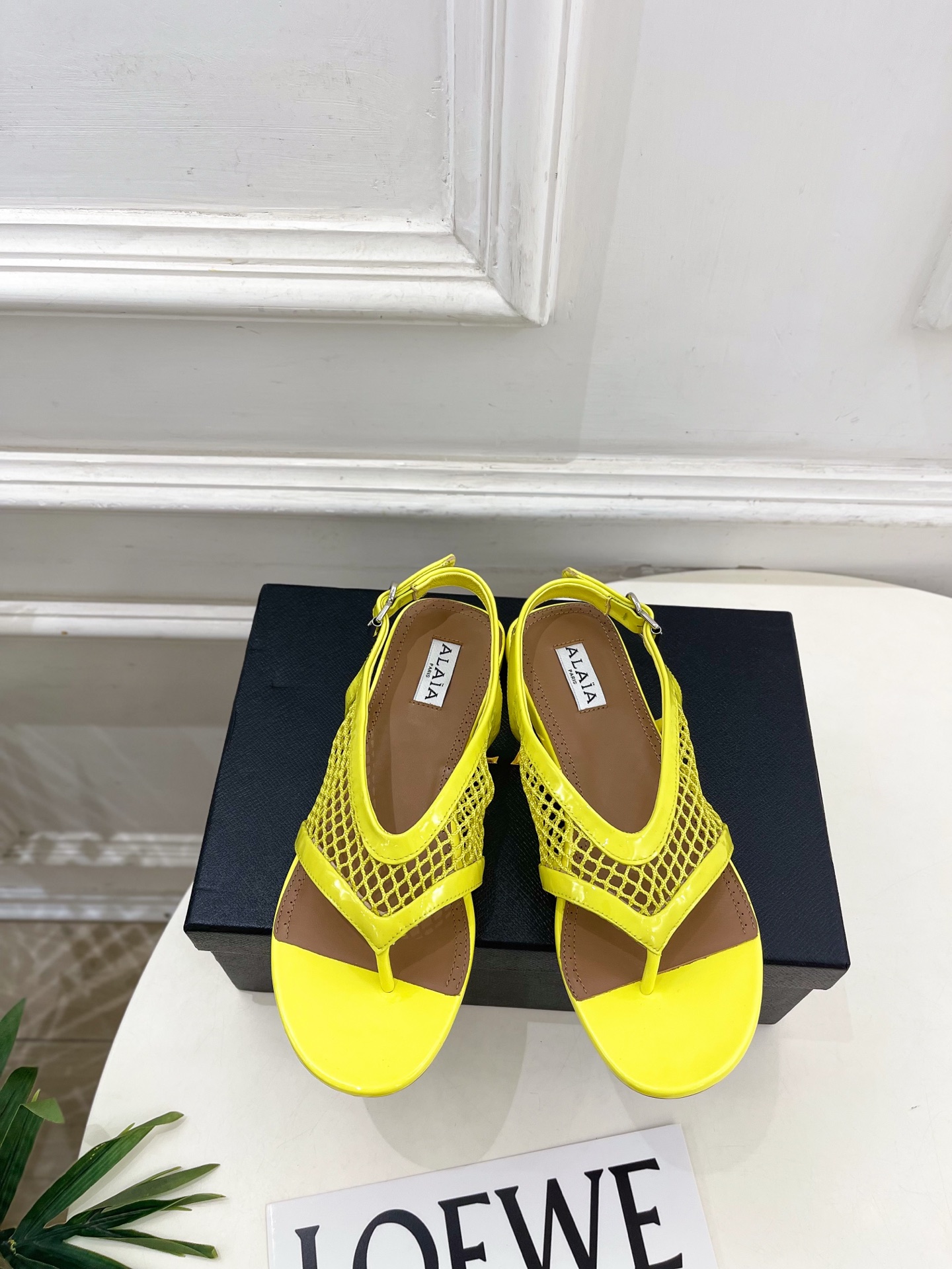 ALAÏA 阿莱亚26𝐬𝐬  2026春夏新品 秀场同款 镂空渔网平底夹脚凉鞋—————————Alaï