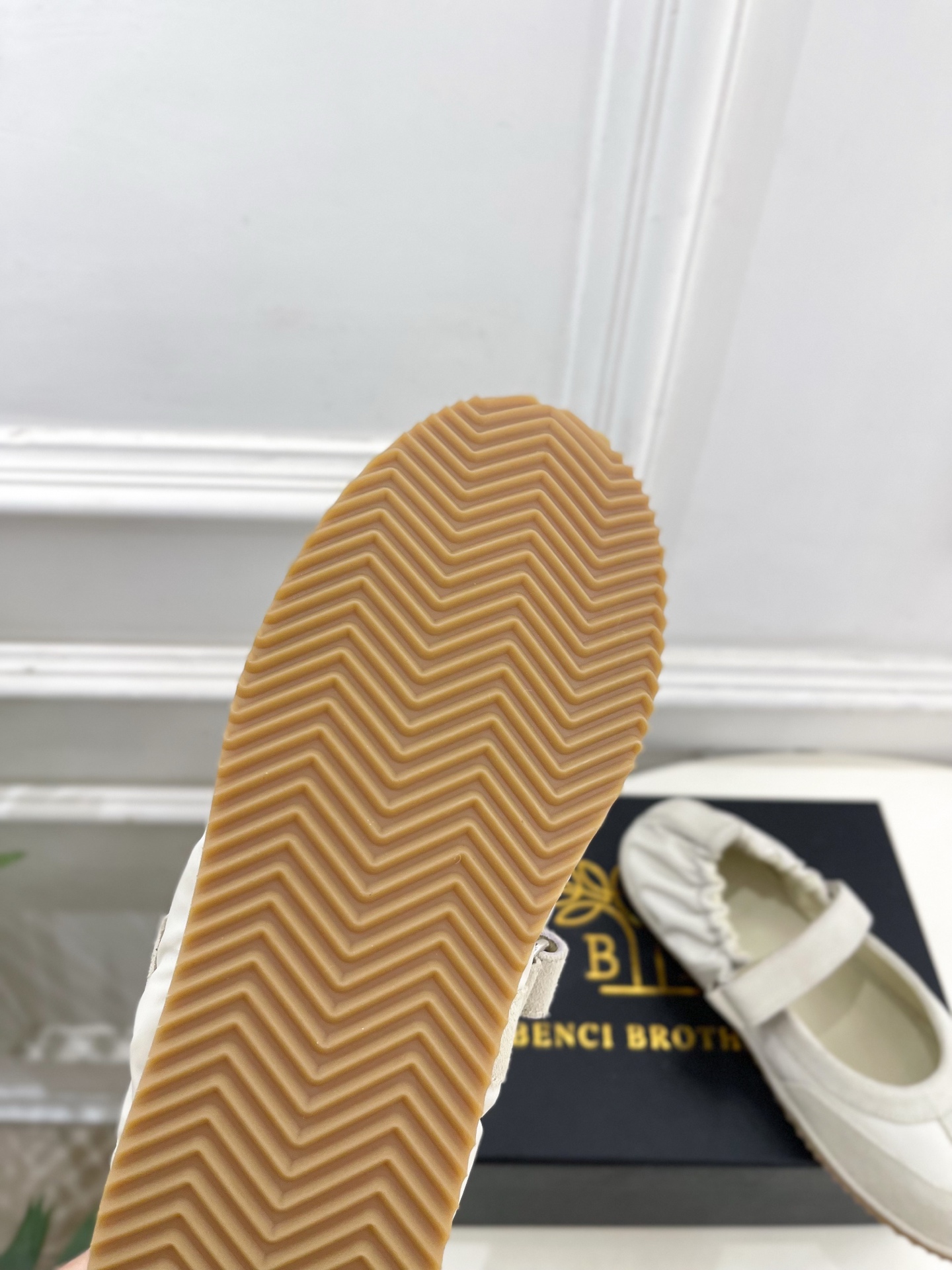 Benci Brothers 26𝐬𝐬春夏新品 复古魔术贴松紧玛丽珍鞋作为这两年最受欢迎的设计师牌, Benci Brothers 26𝐬𝐬春夏新品 复古魔术贴松紧玛丽珍鞋作为这两年最受欢迎的设计师牌,