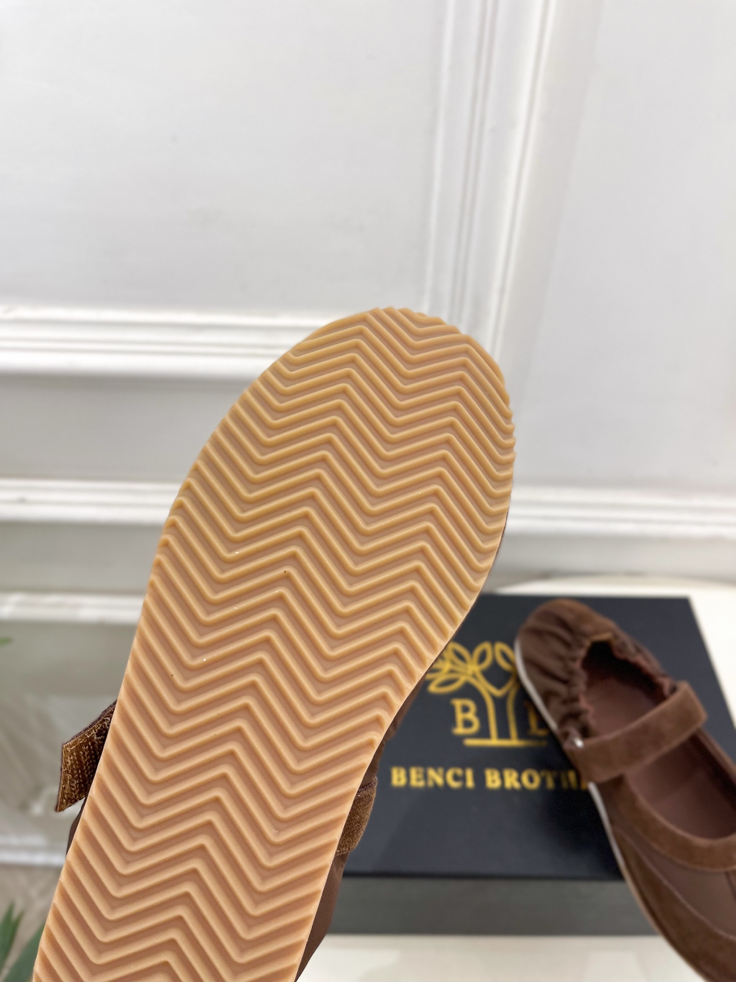 Benci Brothers 26𝐬𝐬春夏新品 复古魔术贴松紧玛丽珍鞋作为这两年最受欢迎的设计师牌, Benci Brothers 26𝐬𝐬春夏新品 复古魔术贴松紧玛丽珍鞋作为这两年最受欢迎的设计师牌,
