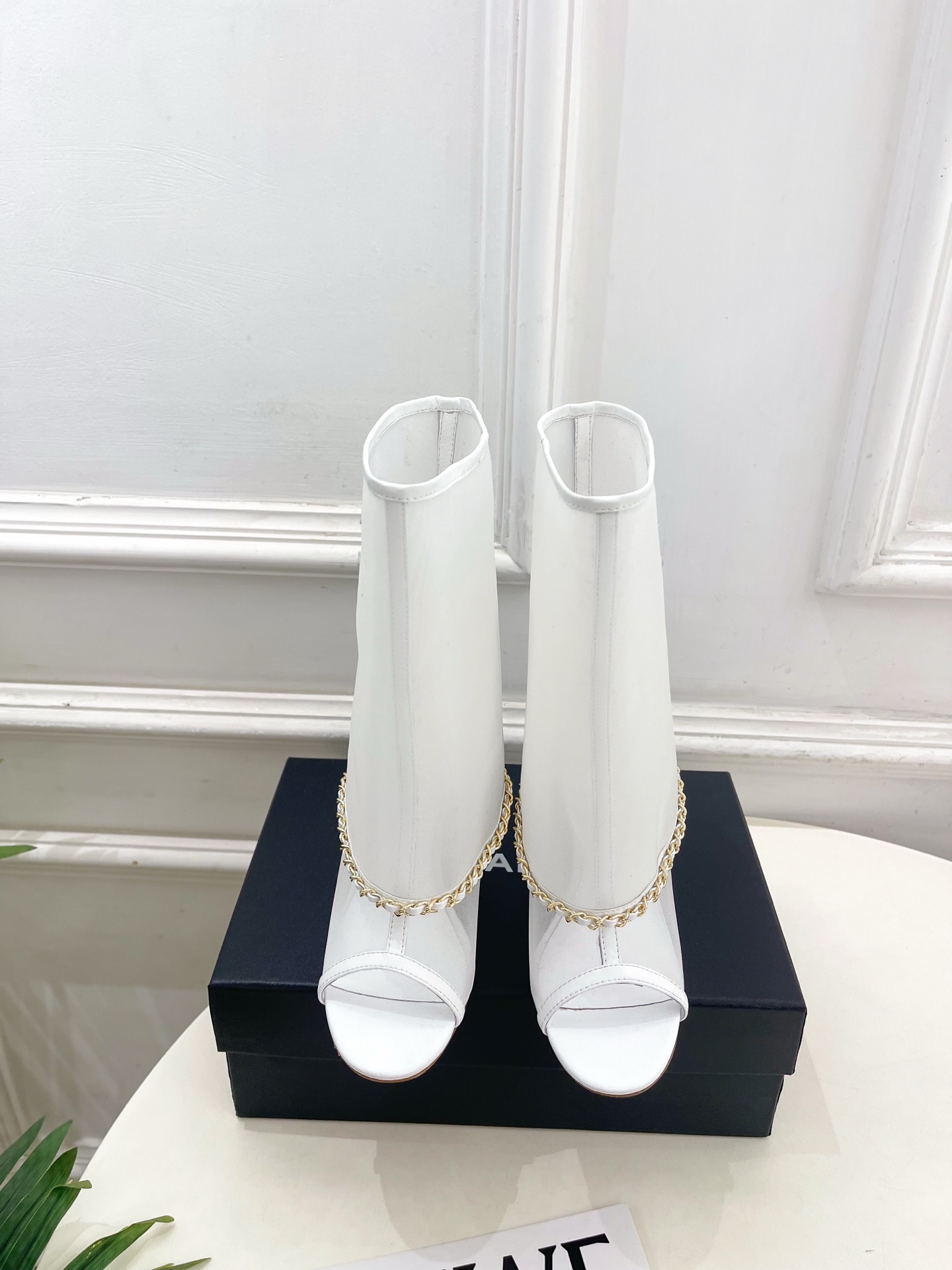 𝐂𝐇𝐀𝐍𝐄𝐋  | 小香  26𝐬𝐬 🦋2026 春夏新品  专柜经典走秀款 小香双C网纱链条高跟短靴 