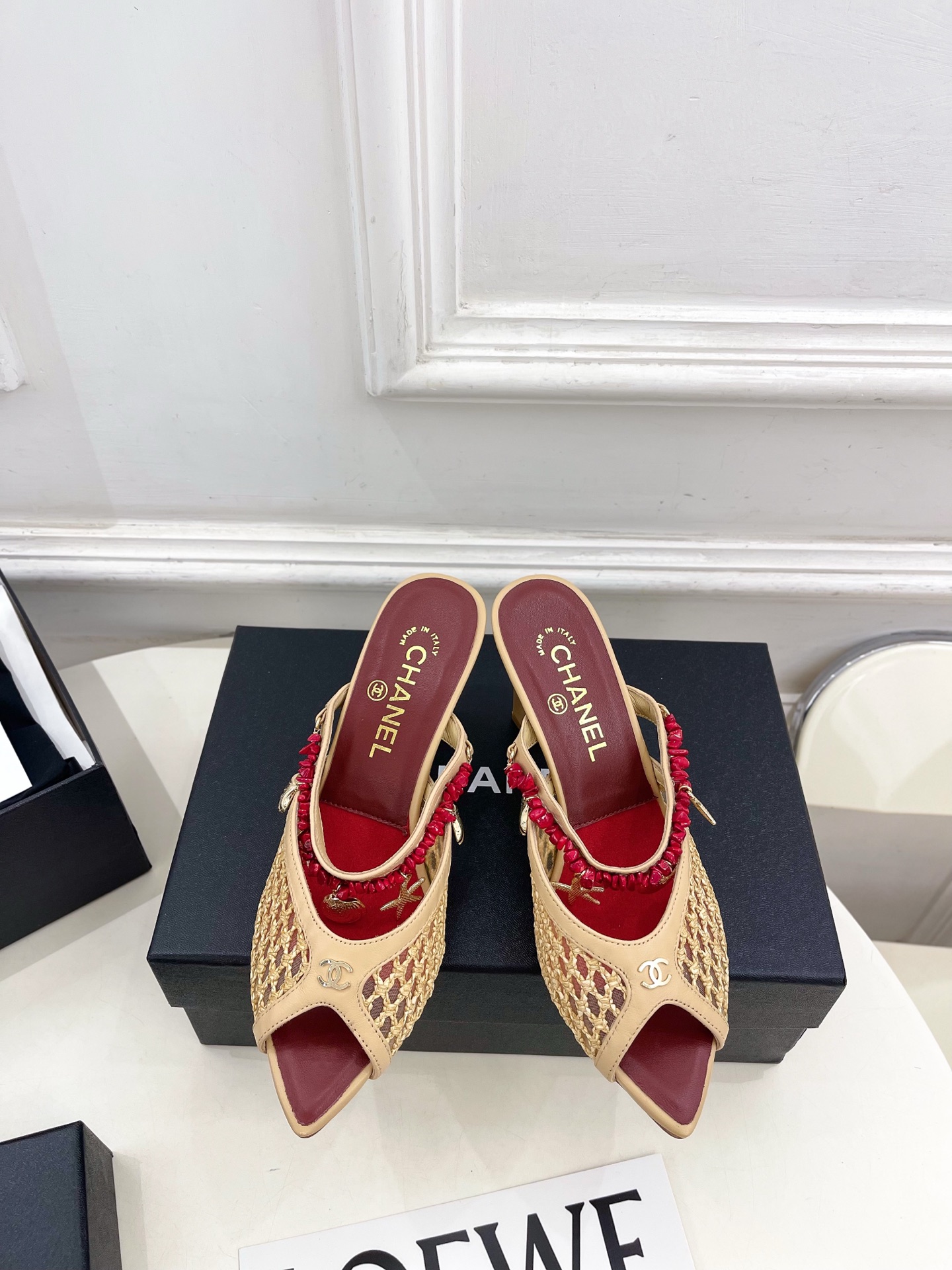 NO:874942,| Xiaoxiang 26 2026 spring and summer new products, classic catwalk style in the counter, Xiaoxiang double C mesh hollow chain fish mouth thick heel slippers, new series, a must-have in the BS fashion circle, the matching will interpret the meticulous, minimalist and never-fading classic elements, showing a unique dressing style that is too beautiful to say, a must-have for summer... ━━━━━ t  ━━━━━ Highly customized original mesh upper, imported silk sheepskin lining, original Italian leather outsole, heel height 3cm/8cm, shoe size: 35-39 (40.41 customized, non-returnable) No. 2606043, high heels slippers, high heels, slippers, sheepskin, Leather soles19860909| 小香 26 2026 春夏新品 专柜经典走秀款 小香双C网面镂空链条鱼嘴粗跟拖鞋 系列上新 BS时尚圈的绝绝子 搭配将演绎着细致 极简 永不褪去的经典元素 展现与众不同的穿搭风格美到无话可说 夏季必入款…… ━━━━━ t ━━━━━ 鞋面高定制原版网面 内里进口丝绸羊皮里 大底原版意大利真皮大底 跟高3cm/8cm 鞋码: 35-39（40.41定制不退换） 编号2606043,高跟鞋拖鞋,high heels,slippers,sheepskin,Leather soles,Women's Shoes