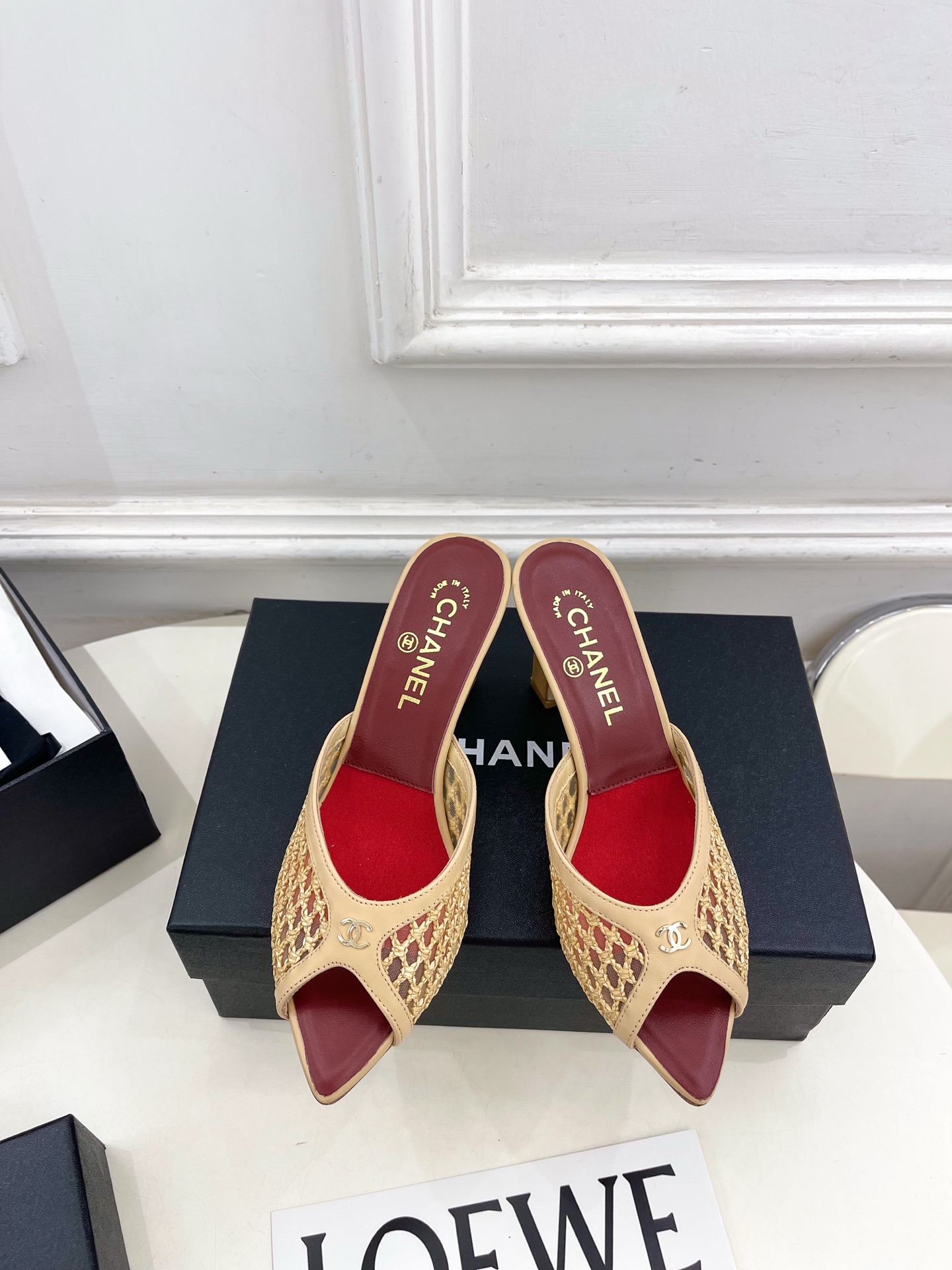 NO:874932,| Xiaoxiang 26 2026 spring and summer new products, classic catwalk style in the counter, Xiaoxiang Double C mesh hollow fish mouth thick heel slippers are new in the series. The absolute best in the BS fashion circle. The matching will interpret the meticulous, minimalist and never-fading classic elements, showing a unique dressing style that is too beautiful to say. A must-have for summer... ━━━━━ t  ━━━━━ Highly customized original mesh upper, imported silk sheepskin lining, original Italian leather outsole, heel height 3cm/8cm, shoe size: 35-39 (40.41 customized, non-returnable) No. 6043, high heels, slippers, high heels, slippers, sheepskin, Leather soles19860909| 小香 26 2026 春夏新品 专柜经典走秀款 小香双C网面镂空鱼嘴粗跟拖鞋 系列上新 BS时尚圈的绝绝子 搭配将演绎着细致 极简 永不褪去的经典元素 展现与众不同的穿搭风格美到无话可说 夏季必入款…… ━━━━━ t ━━━━━ 鞋面高定制原版网面 内里进口丝绸羊皮里 大底原版意大利真皮大底 跟高3cm/8cm 鞋码: 35-39（40.41定制不退换）  编号6043,高跟鞋拖鞋,high heels,slippers,sheepskin,Leather soles,Women's Shoes