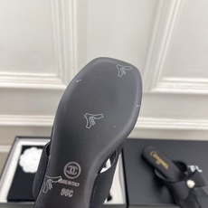 𝐂𝐇𝐀𝐍𝐄𝐋 | 小香 26𝐬𝐬 🦋2026 春夏新品 专柜经典走秀款 小香双C珍珠蝴蝶结夹脚拖鞋 𝐂𝐇𝐀𝐍𝐄𝐋 | 小香 26𝐬𝐬 🦋2026 春夏新品 专柜经典走秀款 小香双C珍珠蝴蝶结夹脚拖鞋