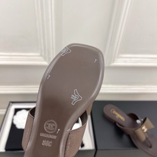 𝐂𝐇𝐀𝐍𝐄𝐋 | 小香 26𝐬𝐬 🦋2026 春夏新品 专柜经典走秀款 小香双C珍珠蝴蝶结夹脚拖鞋 𝐂𝐇𝐀𝐍𝐄𝐋 | 小香 26𝐬𝐬 🦋2026 春夏新品 专柜经典走秀款 小香双C珍珠蝴蝶结夹脚拖鞋