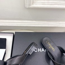 𝐂𝐇𝐀𝐍𝐄𝐋 | 小香 26𝐬𝐬 🦋2026 春夏新品 专柜经典走秀款 小香双C珍珠蝴蝶结夹脚拖鞋 𝐂𝐇𝐀𝐍𝐄𝐋 | 小香 26𝐬𝐬 🦋2026 春夏新品 专柜经典走秀款 小香双C珍珠蝴蝶结夹脚拖鞋