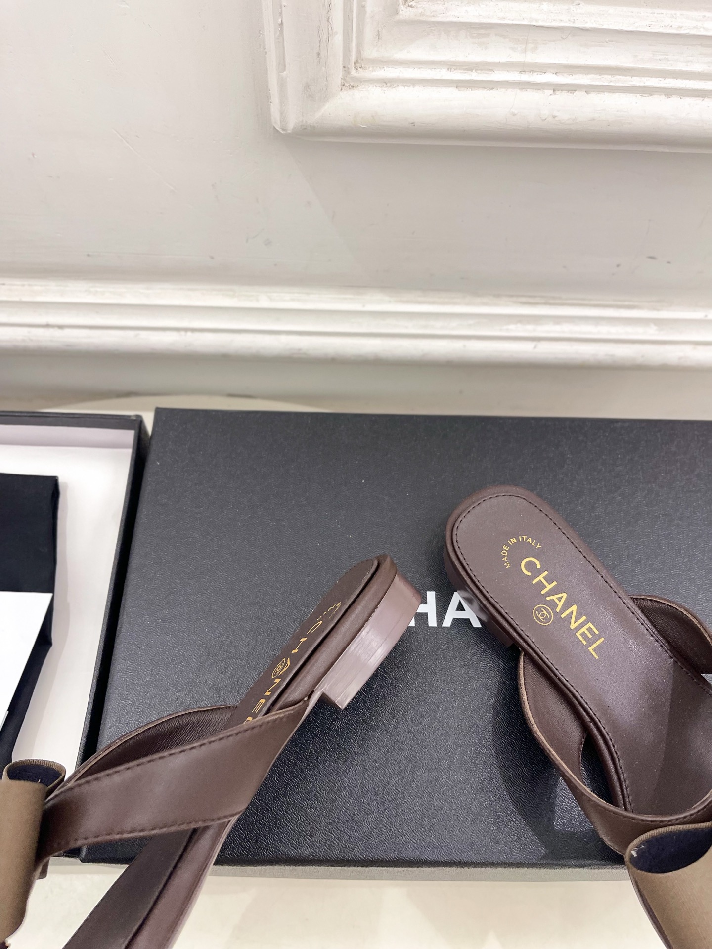 𝐂𝐇𝐀𝐍𝐄𝐋 | 小香 26𝐬𝐬 🦋2026 春夏新品 专柜经典走秀款 小香双C珍珠蝴蝶结夹脚拖鞋 𝐂𝐇𝐀𝐍𝐄𝐋 | 小香 26𝐬𝐬 🦋2026 春夏新品 专柜经典走秀款 小香双C珍珠蝴蝶结夹脚拖鞋
