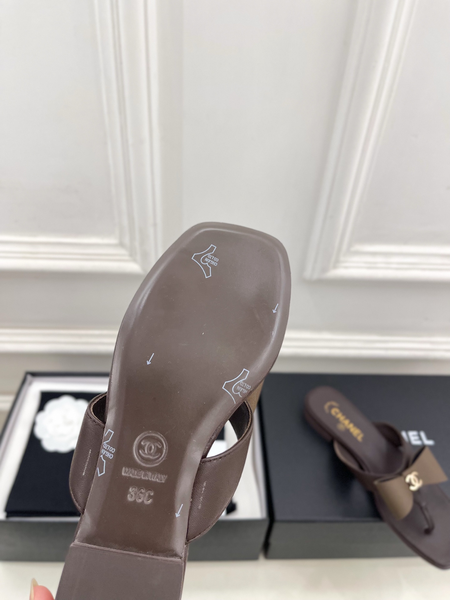 𝐂𝐇𝐀𝐍𝐄𝐋 | 小香 26𝐬𝐬 🦋2026 春夏新品 专柜经典走秀款 小香双C珍珠蝴蝶结夹脚拖鞋 𝐂𝐇𝐀𝐍𝐄𝐋 | 小香 26𝐬𝐬 🦋2026 春夏新品 专柜经典走秀款 小香双C珍珠蝴蝶结夹脚拖鞋