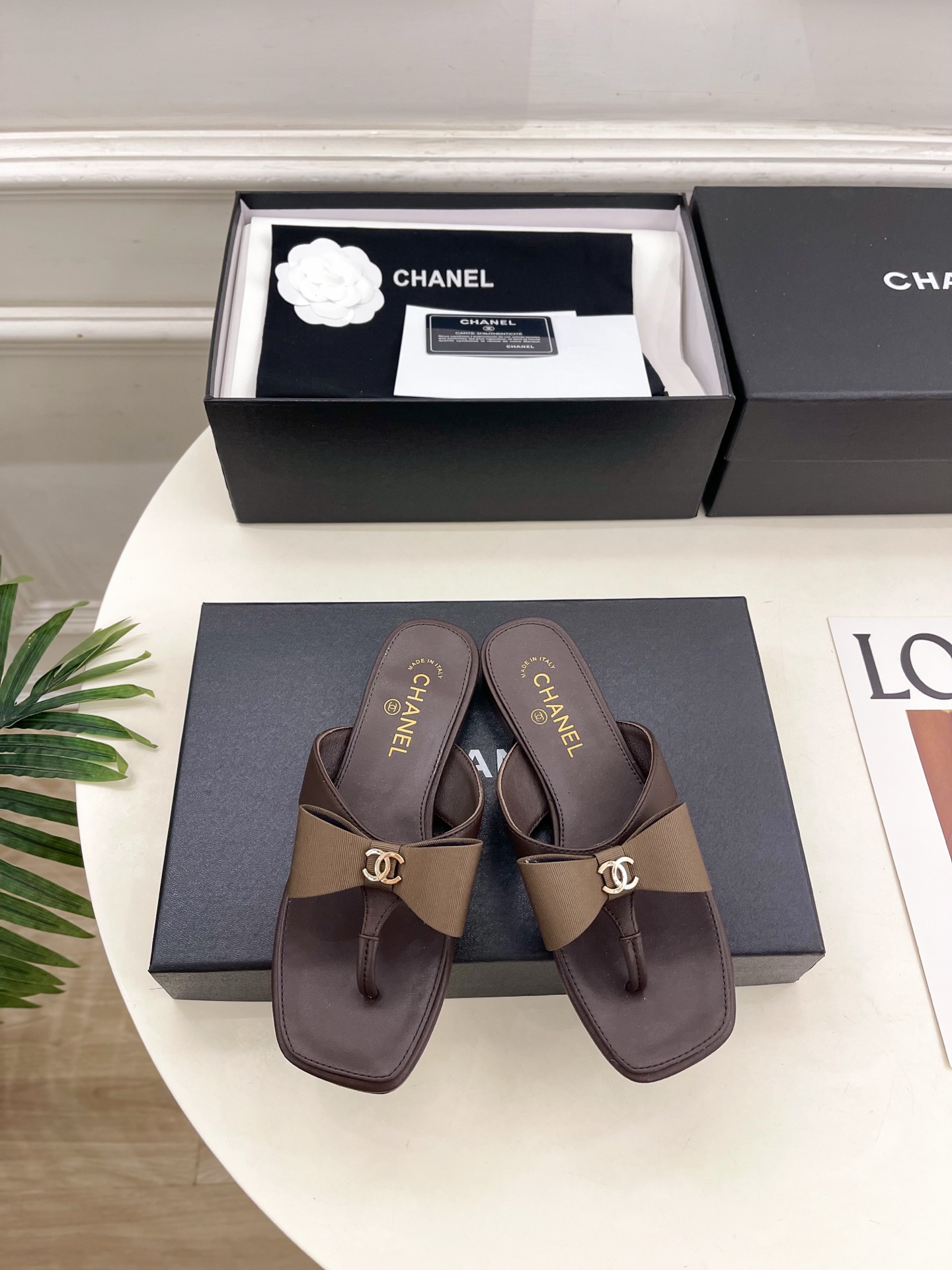 NO:874933,| Xiaoxiang 26 2026 spring and summer new products, classic catwalk models in the counter, Xiaoxiang Double C Pearl Bow Flip-Flop Slippers are new in the series. The absolute best in the BS fashion circle. The matching will interpret the meticulous, minimalist and classic elements that will never fade away, showing a unique dressing style that is too beautiful to say. A must-have item for summer... ━━━━━ t ━━━━━  Highly customized original leather upper, imported silk sheepskin lining, original imported genuine leather outsole, high flat heel, shoe size: 35-39 (40.41 customized, non-refundable) No. 2606043, slippers, slippers, sheepskin, Leather soles19860909| 小香 26 2026 春夏新品 专柜经典走秀款 小香双C珍珠蝴蝶结夹脚拖鞋 系列上新 BS时尚圈的绝绝子 搭配将演绎着细致 极简 永不褪去的经典元素 展现与众不同的穿搭风格美到无话可说 夏季必入款…… ━━━━━ t ━━━━━ 鞋面高定制原版皮料 内里进口丝绸羊皮里 大底原版进口真皮大底 跟高平底 鞋码: 35-39（40.41定制不退换） 编号2606043,拖鞋,slippers,sheepskin,Leather soles,Women's Shoes