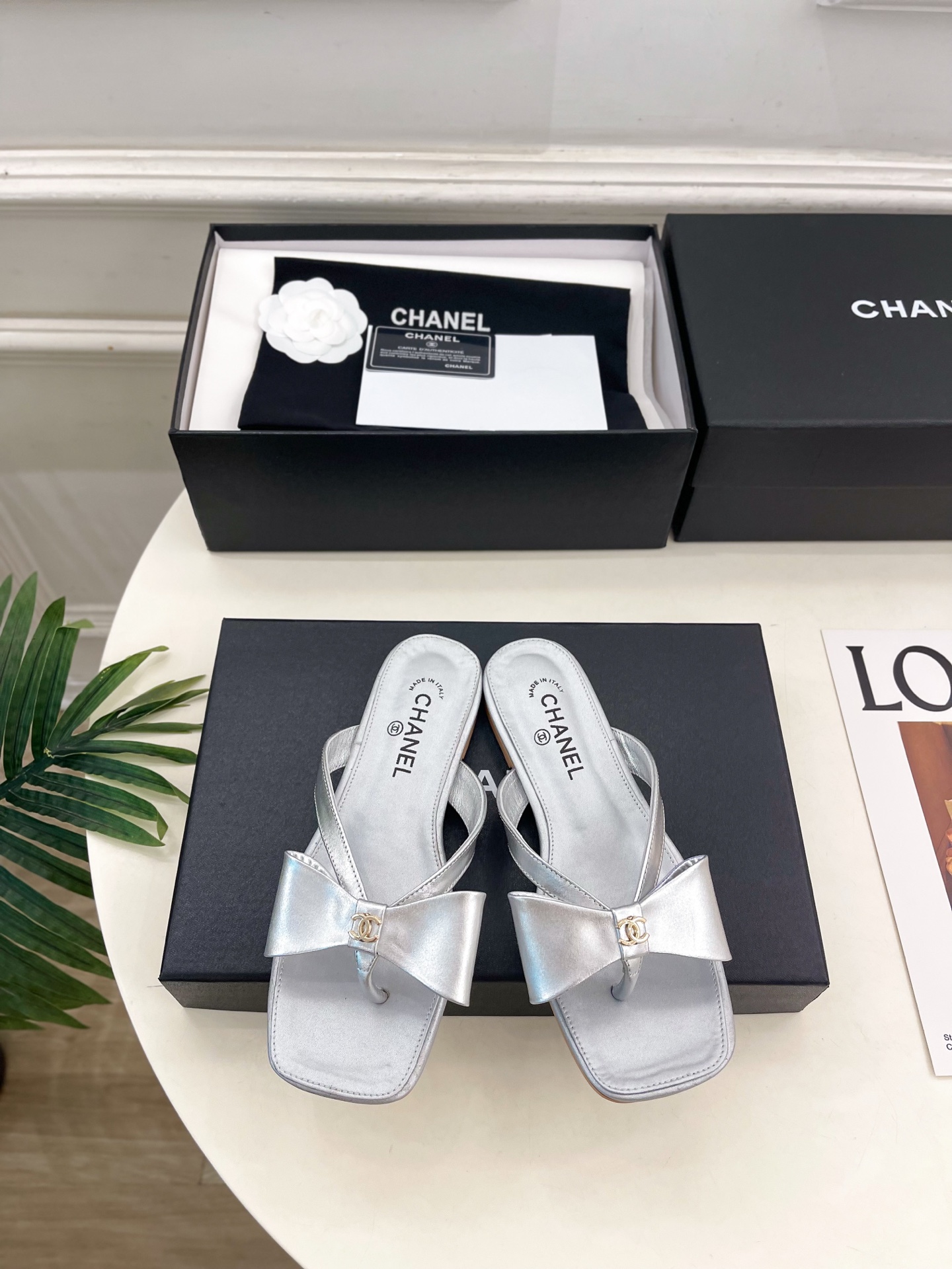 NO:874928,| Xiaoxiang 26 2026 spring and summer new products, classic catwalk models in the counter, Xiaoxiang double C bow flip-flops are new in the series. The absolute best in the BS fashion circle. The matching will interpret the meticulous, minimalist and classic elements that will never fade away. It will show a unique dressing style that is too beautiful to say. A must-have item for summer... ━━━━━ t ━━━━━  Highly customized original leather upper, imported silk sheepskin lining, original imported genuine leather outsole, high flat heel, shoe size: 35-39 (40.41 customized, non-refundable) No. 2606043, slippers, slippers, sheepskin, Leather soles19860909| 小香 26 2026 春夏新品 专柜经典走秀款 小香双C蝴蝶结夹脚人字拖鞋 系列上新 BS时尚圈的绝绝子 搭配将演绎着细致 极简 永不褪去的经典元素 展现与众不同的穿搭风格美到无话可说 夏季必入款…… ━━━━━ t ━━━━━ 鞋面高定制原版皮料 内里进口丝绸羊皮里 大底原版进口真皮大底 跟高平底 鞋码: 35-39（40.41定制不退换） 编号2606043,拖鞋,slippers,sheepskin,Leather soles,Women's Shoes