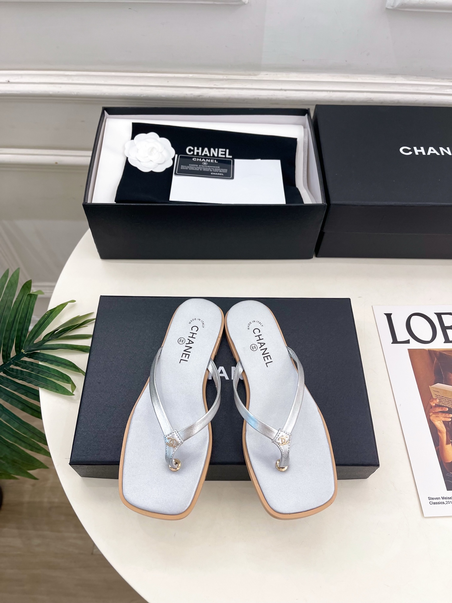 NO:874924,| Xiaoxiang 26 2026 spring and summer new products, classic catwalk models in the counter, Xiaoxiang double C flip-flops flat flip-flops are new in the series. The absolute best in the BS fashion circle. The matching will interpret the meticulous, minimalist and classic elements that will never fade away. It will show a unique dressing style that is too beautiful to say. A must-have style in summer... ━━━━━ t ━━━━━  Highly customized original leather upper, imported silk sheepskin lining, outsole, original imported leather outsole, high flat heel, shoe size: 35-39 (40.41 customized, non-refundable) No. 2606043, split-toe shoes, slippers, sheepskin, Leather soles19860909| 小香 26 2026 春夏新品 专柜经典走秀款 小香双C夹脚平底人字拖鞋 系列上新 BS时尚圈的绝绝子 搭配将演绎着细致 极简 永不褪去的经典元素 展现与众不同的穿搭风格美到无话可说 夏季必入款…… ━━━━━ t ━━━━━ 鞋面高定制原版皮料 内里进口丝绸羊皮里 大底原版进口真皮大底 跟高平底 鞋码: 35-39（40.41定制不退换） 编号2606043,分趾鞋,slippers,sheepskin,Leather soles,Women's Shoes