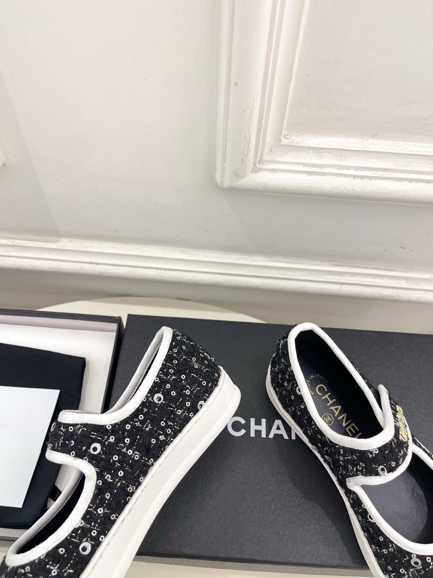 𝐂𝐇𝐀𝐍𝐄𝐋 | 小香 26𝐬𝐬 🦋2026 春夏新品 专柜经典走秀款 经典字母扣魔术贴玛丽珍鞋 𝐂𝐇𝐀𝐍𝐄𝐋 | 小香 26𝐬𝐬 🦋2026 春夏新品 专柜经典走秀款 经典字母扣魔术贴玛丽珍鞋