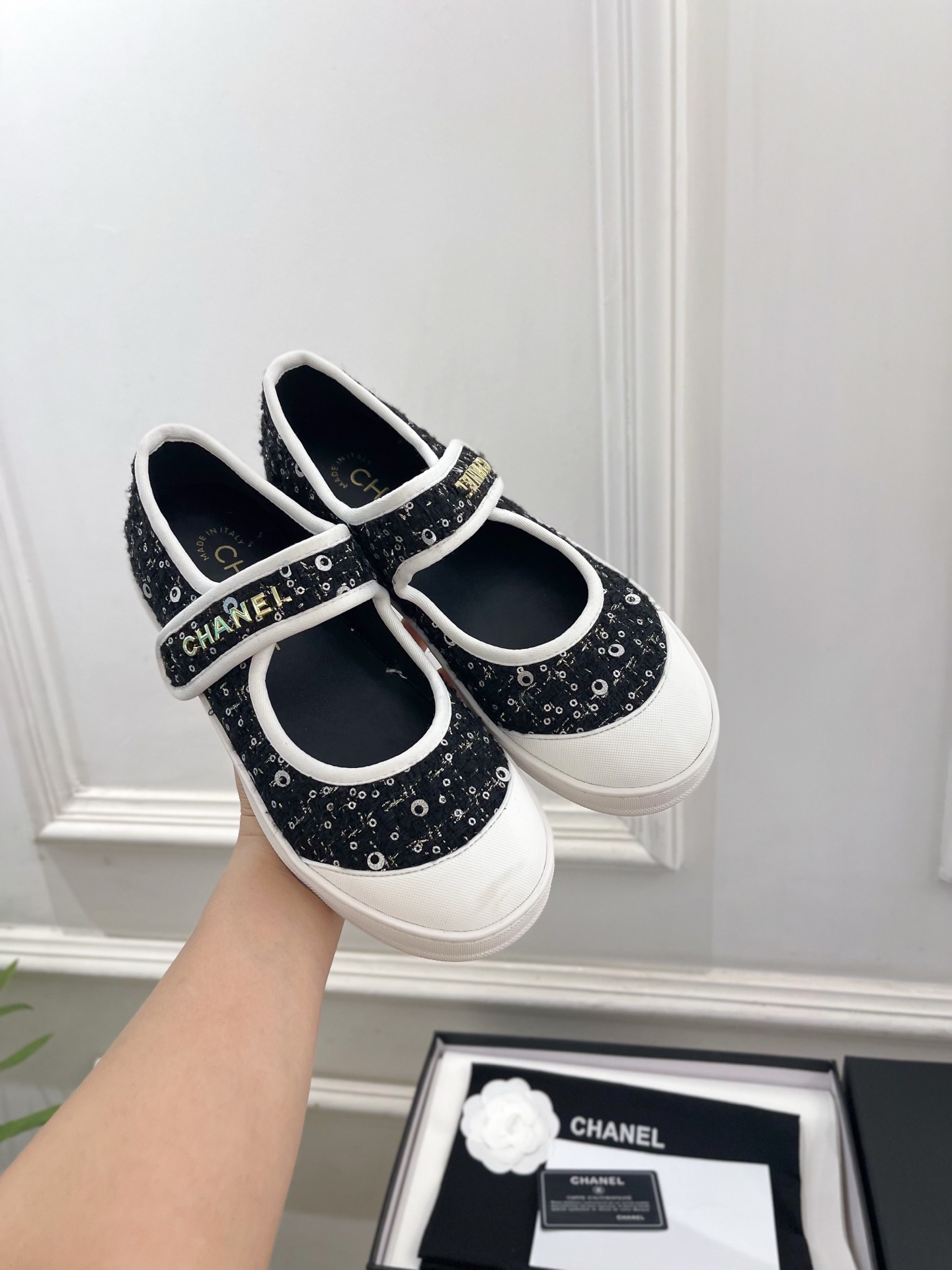 𝐂𝐇𝐀𝐍𝐄𝐋 | 小香 26𝐬𝐬 🦋2026 春夏新品 专柜经典走秀款 经典字母扣魔术贴玛丽珍鞋 𝐂𝐇𝐀𝐍𝐄𝐋 | 小香 26𝐬𝐬 🦋2026 春夏新品 专柜经典走秀款 经典字母扣魔术贴玛丽珍鞋
