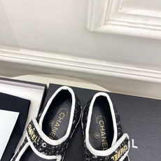 𝐂𝐇𝐀𝐍𝐄𝐋 | 小香 26𝐬𝐬 🦋2026 春夏新品 专柜经典走秀款 经典字母扣魔术贴玛丽珍鞋 𝐂𝐇𝐀𝐍𝐄𝐋 | 小香 26𝐬𝐬 🦋2026 春夏新品 专柜经典走秀款 经典字母扣魔术贴玛丽珍鞋
