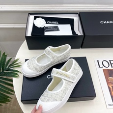 𝐂𝐇𝐀𝐍𝐄𝐋 | 小香 26𝐬𝐬 🦋2026 春夏新品 专柜经典走秀款 经典字母扣魔术贴玛丽珍鞋 𝐂𝐇𝐀𝐍𝐄𝐋 | 小香 26𝐬𝐬 🦋2026 春夏新品 专柜经典走秀款 经典字母扣魔术贴玛丽珍鞋