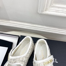 𝐂𝐇𝐀𝐍𝐄𝐋 | 小香 26𝐬𝐬 🦋2026 春夏新品 专柜经典走秀款 经典字母扣魔术贴玛丽珍鞋 𝐂𝐇𝐀𝐍𝐄𝐋 | 小香 26𝐬𝐬 🦋2026 春夏新品 专柜经典走秀款 经典字母扣魔术贴玛丽珍鞋