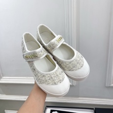 𝐂𝐇𝐀𝐍𝐄𝐋 | 小香 26𝐬𝐬 🦋2026 春夏新品 专柜经典走秀款 经典字母扣魔术贴玛丽珍鞋 𝐂𝐇𝐀𝐍𝐄𝐋 | 小香 26𝐬𝐬 🦋2026 春夏新品 专柜经典走秀款 经典字母扣魔术贴玛丽珍鞋