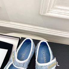 𝐂𝐇𝐀𝐍𝐄𝐋 | 小香 26𝐬𝐬 🦋2026 春夏新品 专柜经典走秀款 经典字母扣魔术贴玛丽珍鞋 𝐂𝐇𝐀𝐍𝐄𝐋 | 小香 26𝐬𝐬 🦋2026 春夏新品 专柜经典走秀款 经典字母扣魔术贴玛丽珍鞋