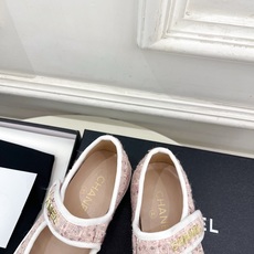 𝐂𝐇𝐀𝐍𝐄𝐋 | 小香 26𝐬𝐬 🦋2026 春夏新品 专柜经典走秀款 经典字母扣魔术贴玛丽珍鞋 𝐂𝐇𝐀𝐍𝐄𝐋 | 小香 26𝐬𝐬 🦋2026 春夏新品 专柜经典走秀款 经典字母扣魔术贴玛丽珍鞋