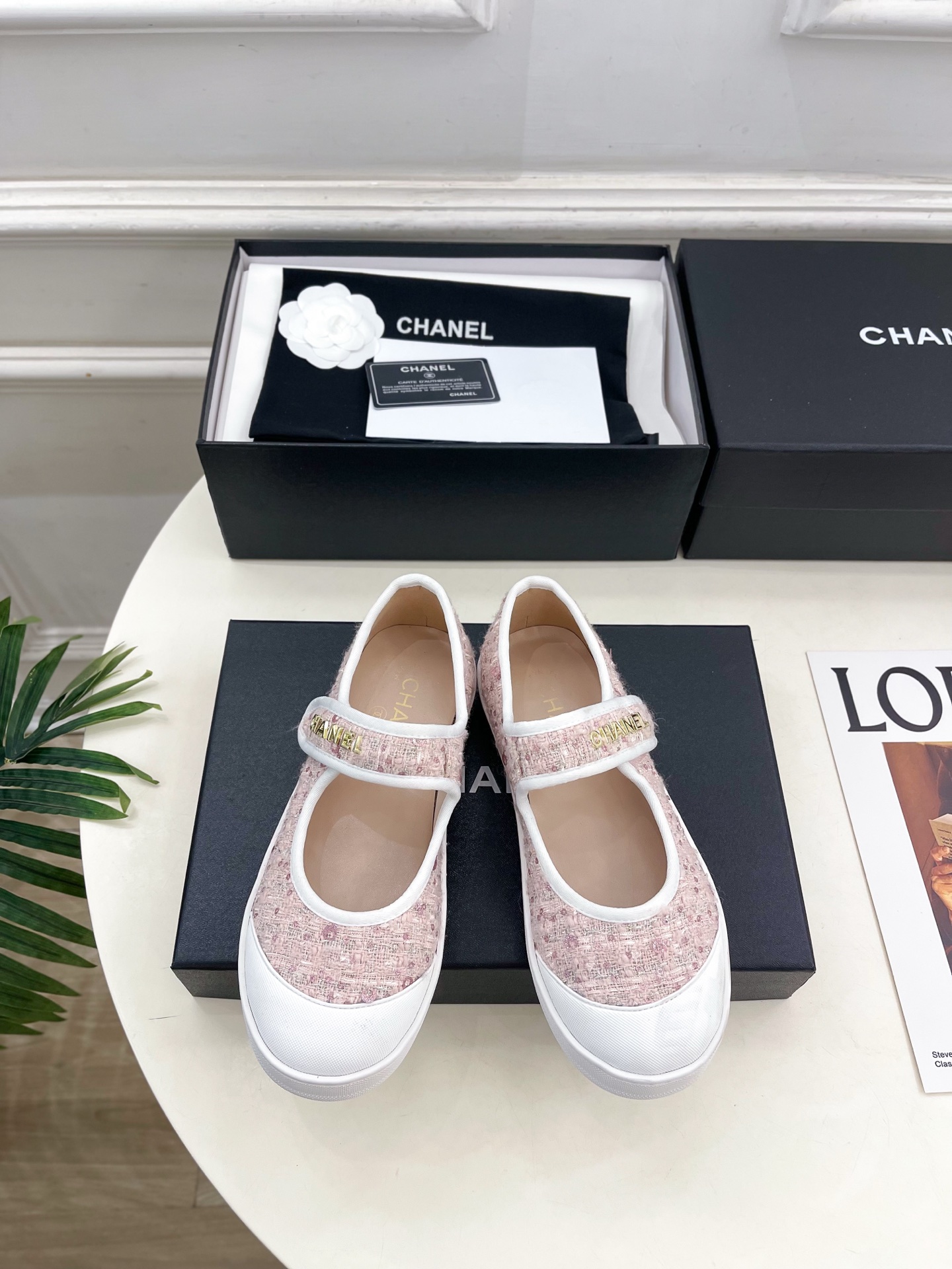 NO:874919,| Xiaoxiang 26 2026 spring and summer new products, classic catwalk models in the counter, classic letter buckle and Velcro Mary Jane shoes, new series, the absolute best in the BS fashion circle, the matching will interpret the meticulous, minimalist, classic elements that will never fade away, showing a unique dressing style that is too beautiful to say, a must-have in summer... ━━━━━ t ━━━━━  Highly customized original fabric for upper, imported silk sheepskin lining for outsole, original molded custom anti-slip outsole, high flat heel, shoe size: 35-39 (40.41 customized, non-returnable) No. 6043, mary jane, sheepskin19860909| 小香 26 2026 春夏新品 专柜经典走秀款 经典字母扣魔术贴玛丽珍鞋 系列上新 BS时尚圈的绝绝子 搭配将演绎着细致 极简 永不褪去的经典元素 展现与众不同的穿搭风格美到无话可说 夏季必入款…… ━━━━━ t ━━━━━ 鞋面高定制原版布料 内里进口丝绸羊皮里 大底原版开模定制防滑大底 跟高平底 鞋码: 35-39（40.41定制不退换） 编号6043,玛丽珍,mary jane,sheepskin,Women's Shoes
