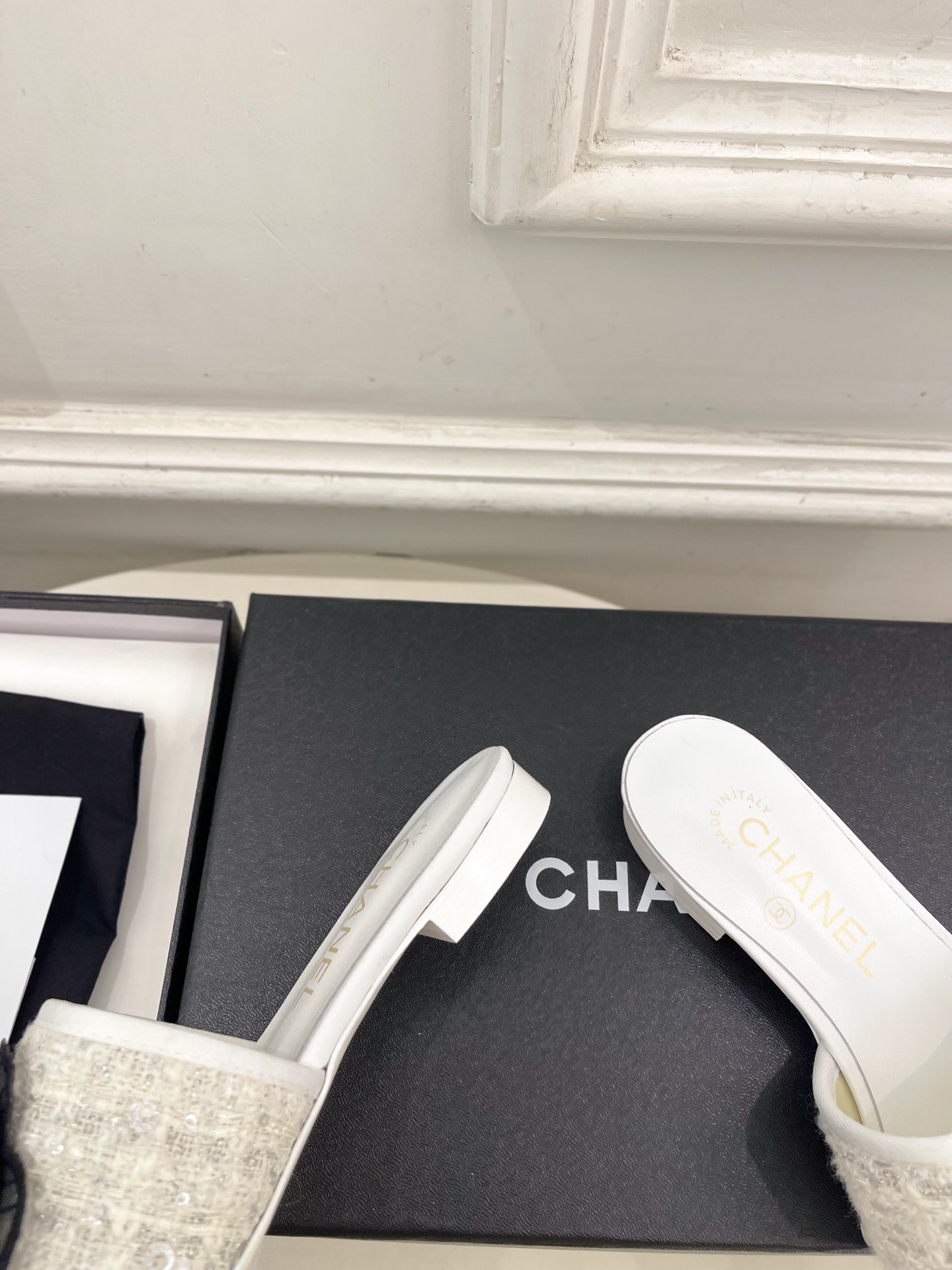 𝐂𝐇𝐀𝐍𝐄𝐋 | 小香 26𝐬𝐬 🦋2026 春夏新品 专柜经典走秀款 小香双C山茶花平底拖鞋 系 𝐂𝐇𝐀𝐍𝐄𝐋 | 小香 26𝐬𝐬 🦋2026 春夏新品 专柜经典走秀款 小香双C山茶花平底拖鞋 系